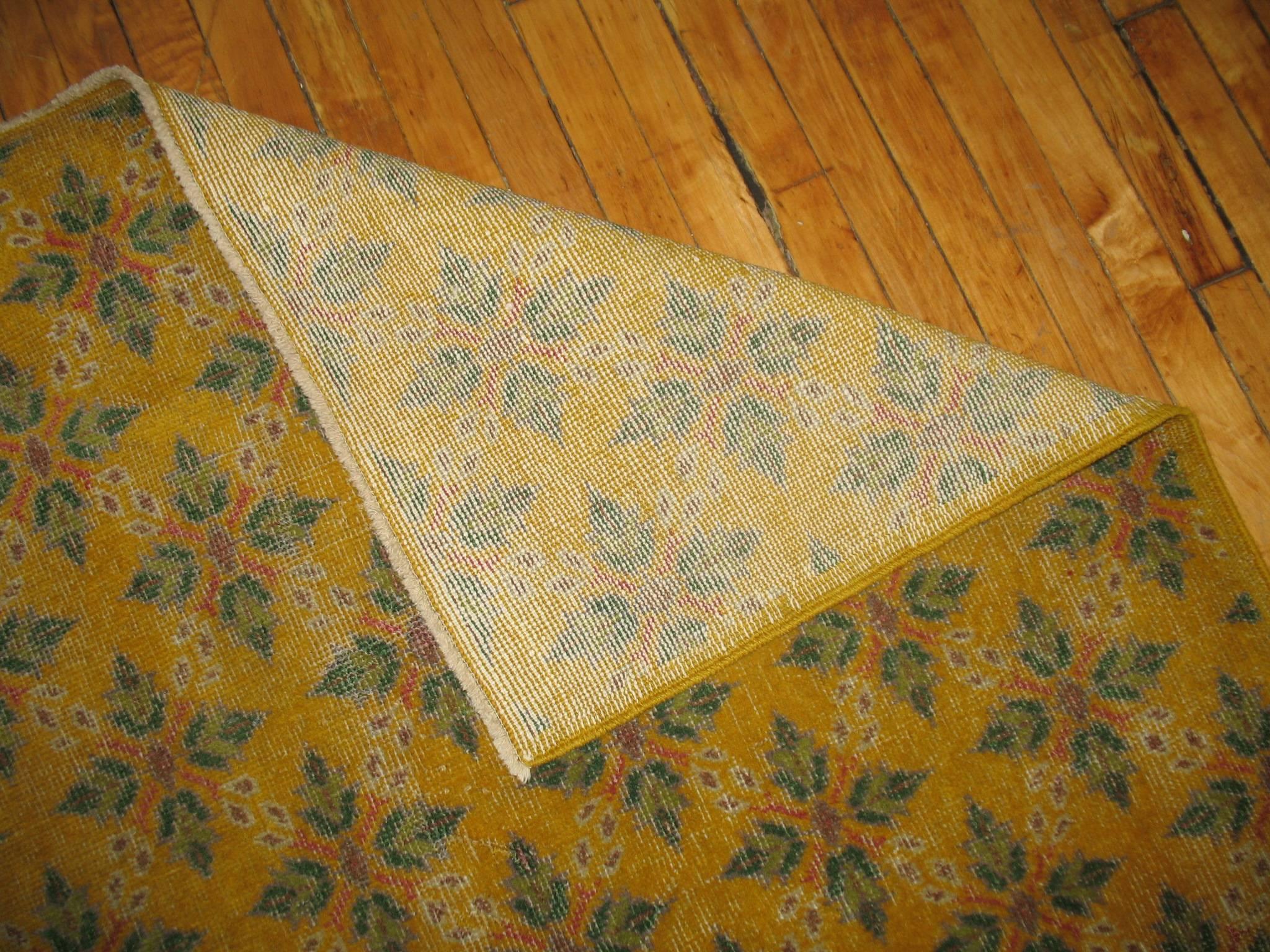 Gelber anatolischer Vintage-Teppich (Türkisch) im Angebot
