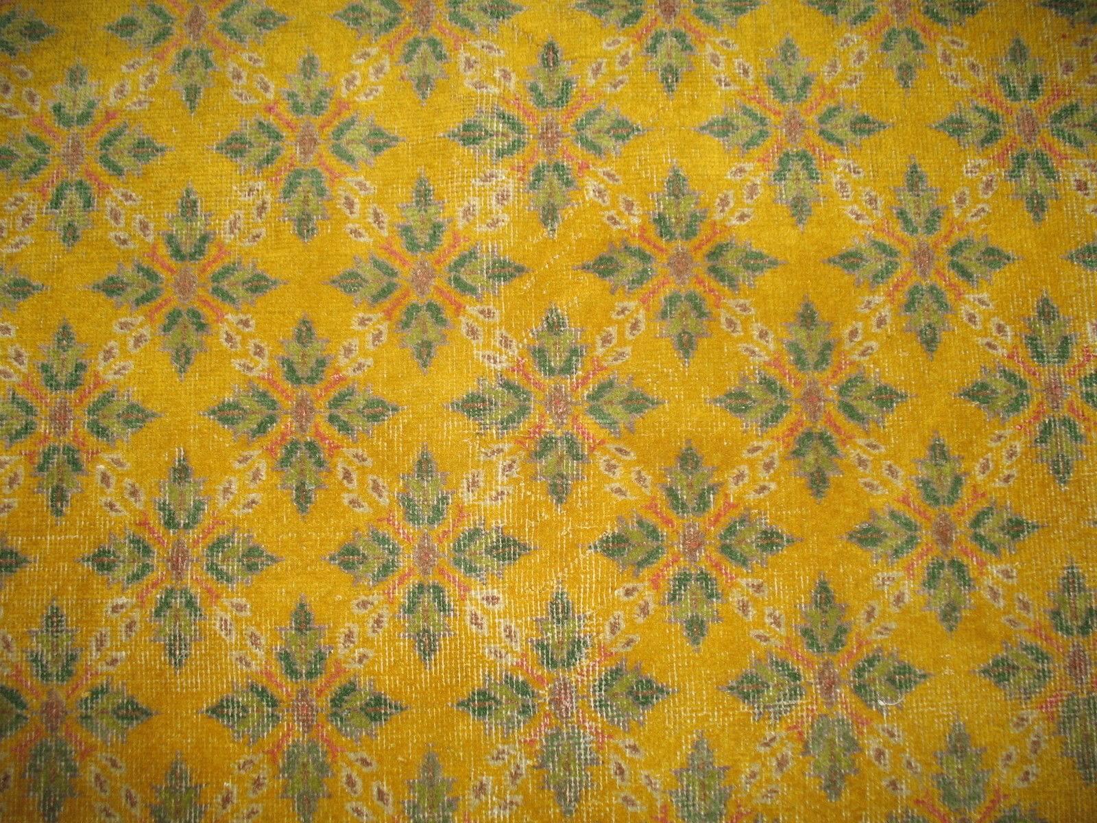 Gelber anatolischer Vintage-Teppich (Tulu) im Angebot