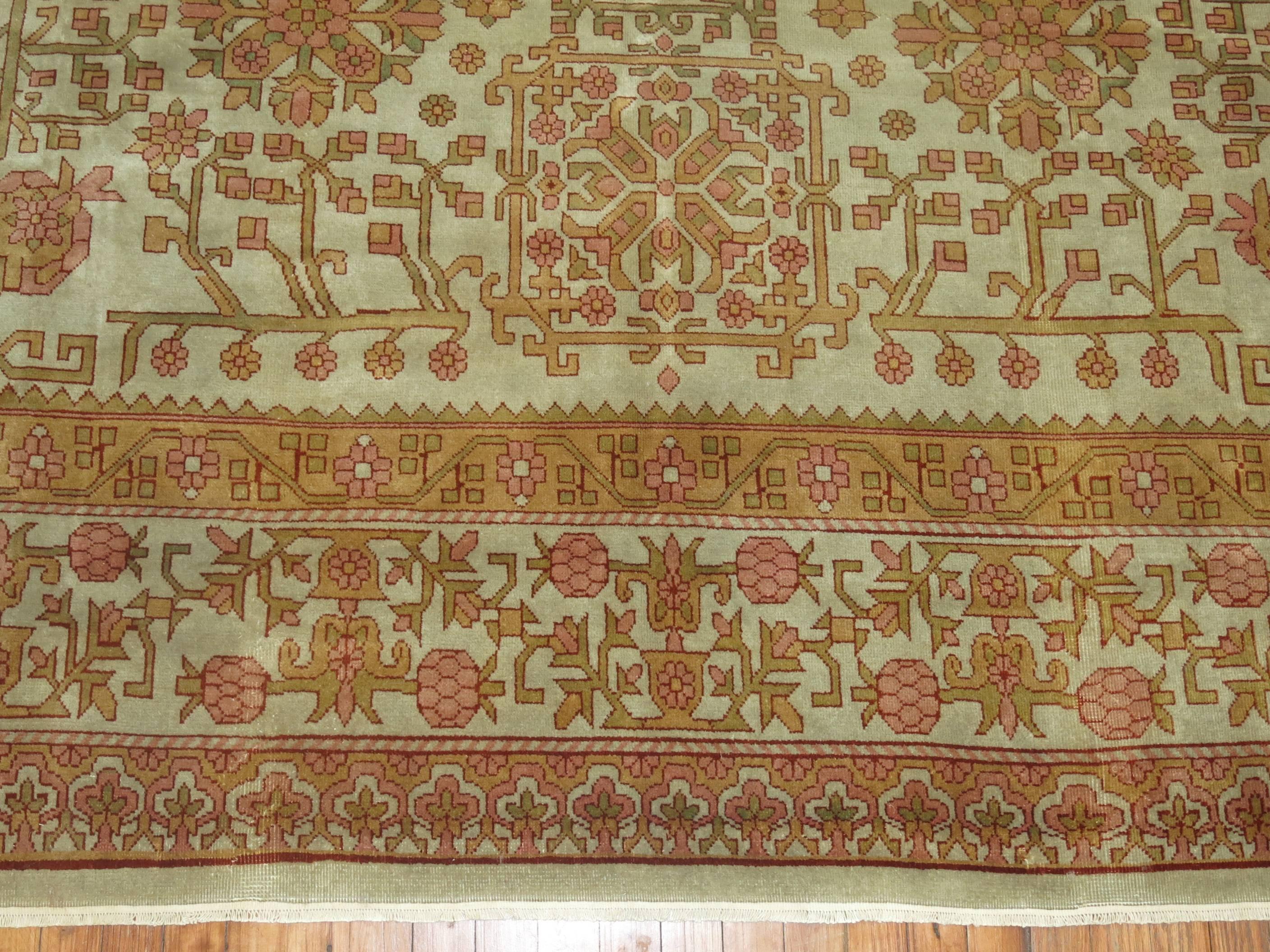 Tappeto del Turkestan orientale di dimensioni rare della metà del XX secolo. Il campo è grigio, con accenti in rosa, rame e verde.

Misure: 8' x 8'.