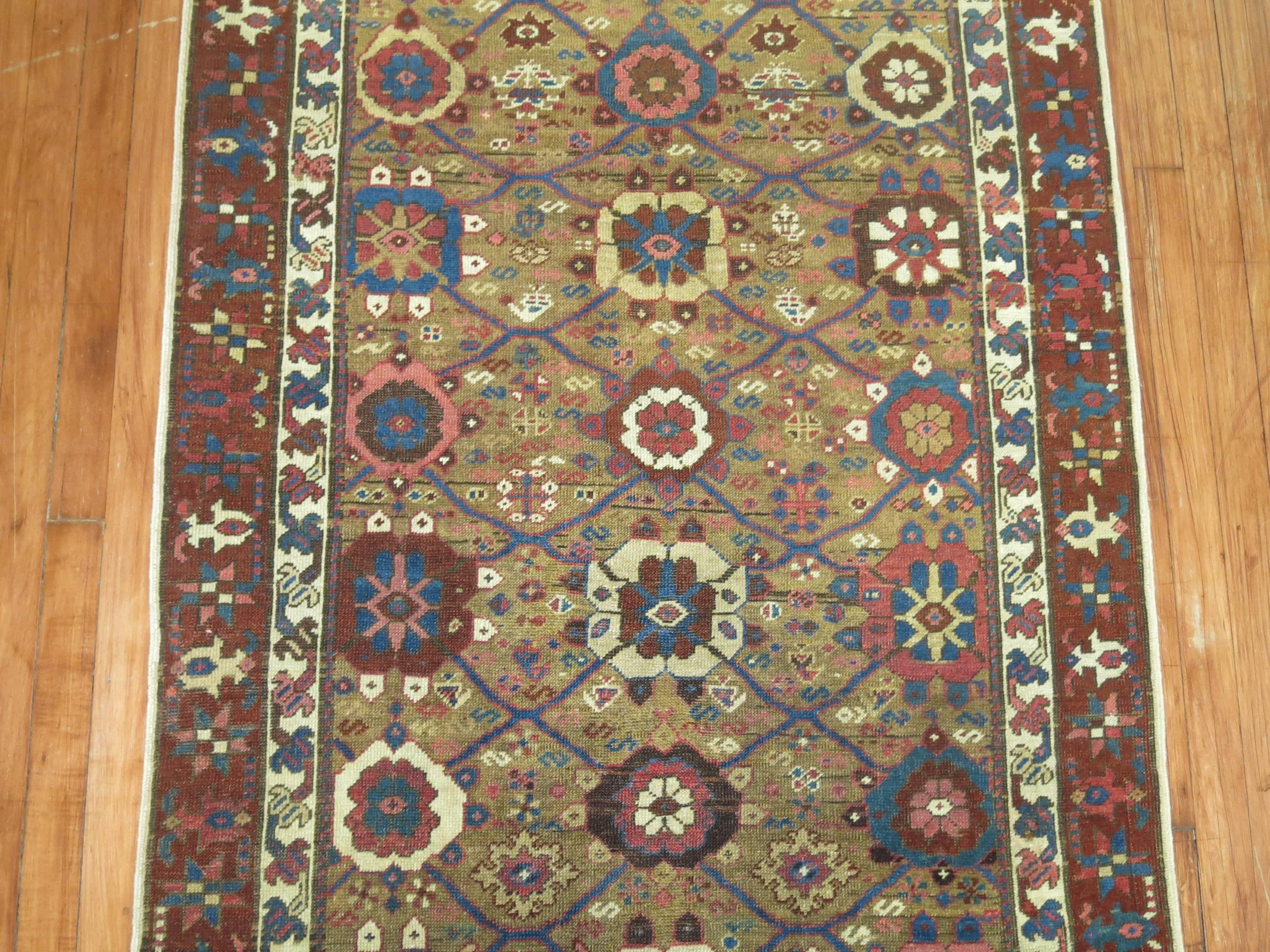 Zabihi Collection Kamel Braun Persischer Läufer im Zustand „Gut“ im Angebot in New York, NY