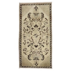 Zabihi-Kollektion: Bunter, kleiner, elfenbeinfarbener Teppich aus Anatolien, 1'8'' x 3'