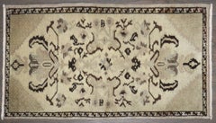 Zabihi-Kollektion: Bunter, kleiner, elfenbeinfarbener Teppich aus Anatolien, 1'8'' x 3'