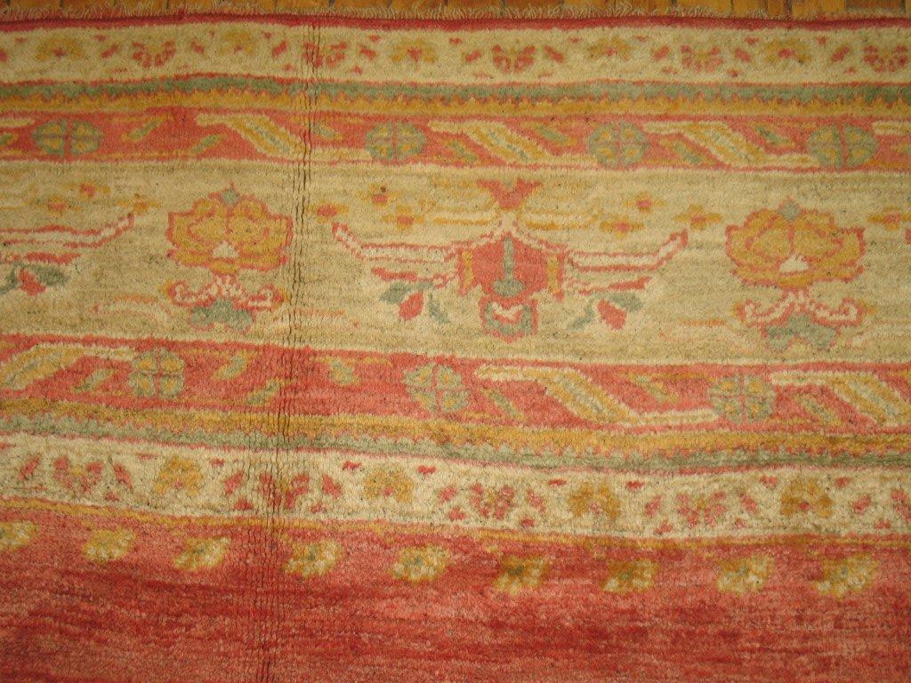 XIX secolo Tappeto quadrato Oushak turco in lana d'angora di grande fascino in vendita