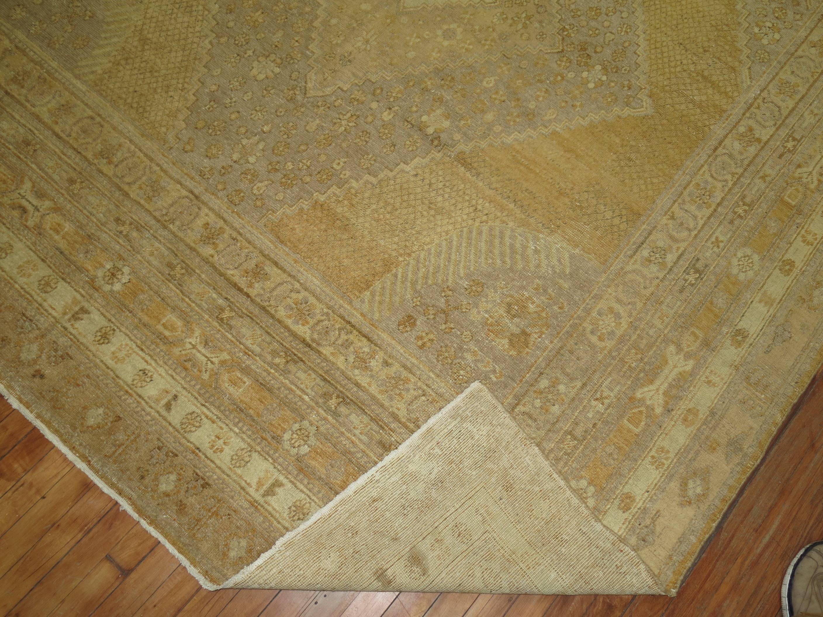 Noué à la main Tapis Khotan de la collection Zabihi, géométrique et doré en vente