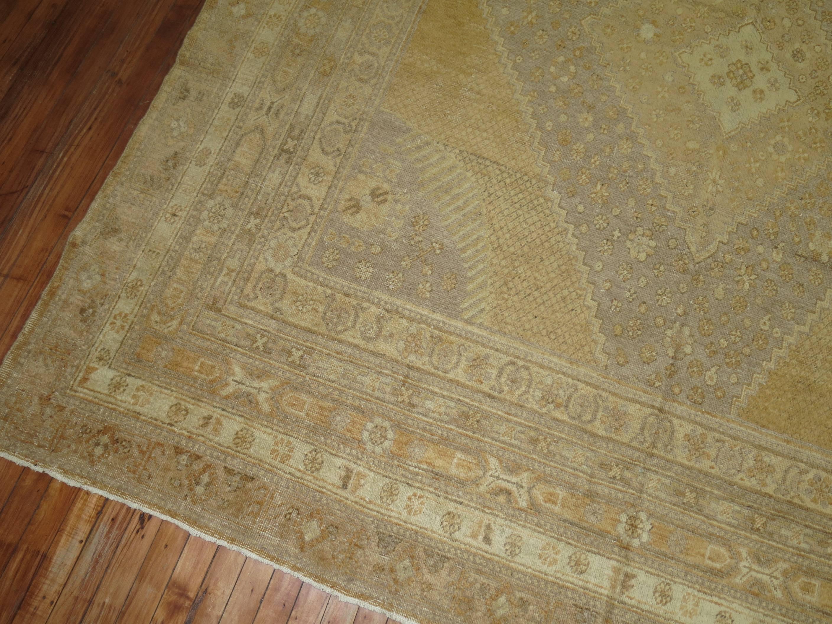 Un fascinant tapis de galerie antique du Khotan du 19e siècle avec des accents d'or, d'argent et de couleur chameau. Il a vieilli en conséquence et s'est maintenu dans une forme remarquable au cours du siècle dernier.

8'6'' x 14'11''