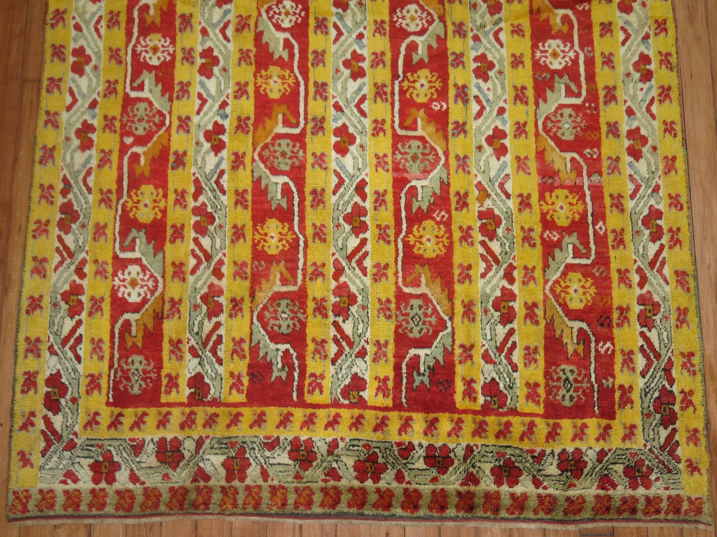 Faszinierender türkischer Melas-Teppich aus dem frühen 20. Jahrhundert in leuchtendem Gelb und strahlendem Rot. Das vertikale Muster wurde geschickt gewebt und macht diesen Teppich zu einem sehr begehrten Dekorationsobjekt.