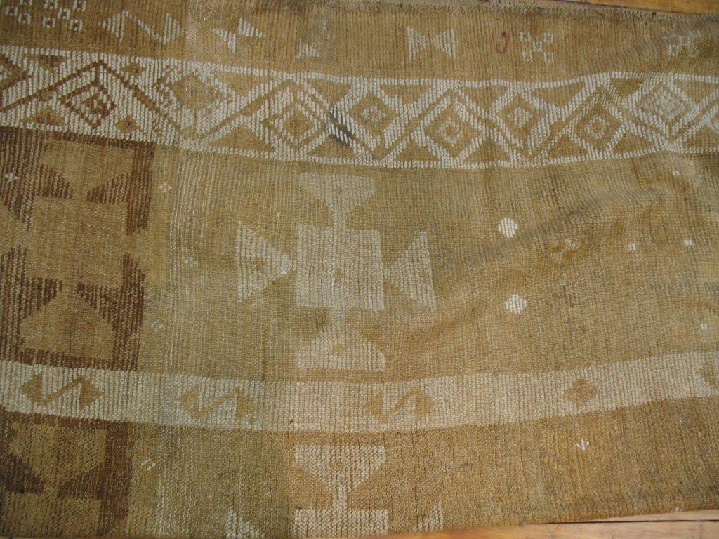 Un tapis turc inhabituel avec de charmants accents de couleur crème et cacao, fait pour un cadeau de mariage pour une famille en Turquie. Vérifiez les noms inscrits sur chaque colonne.

6' x 10'7''