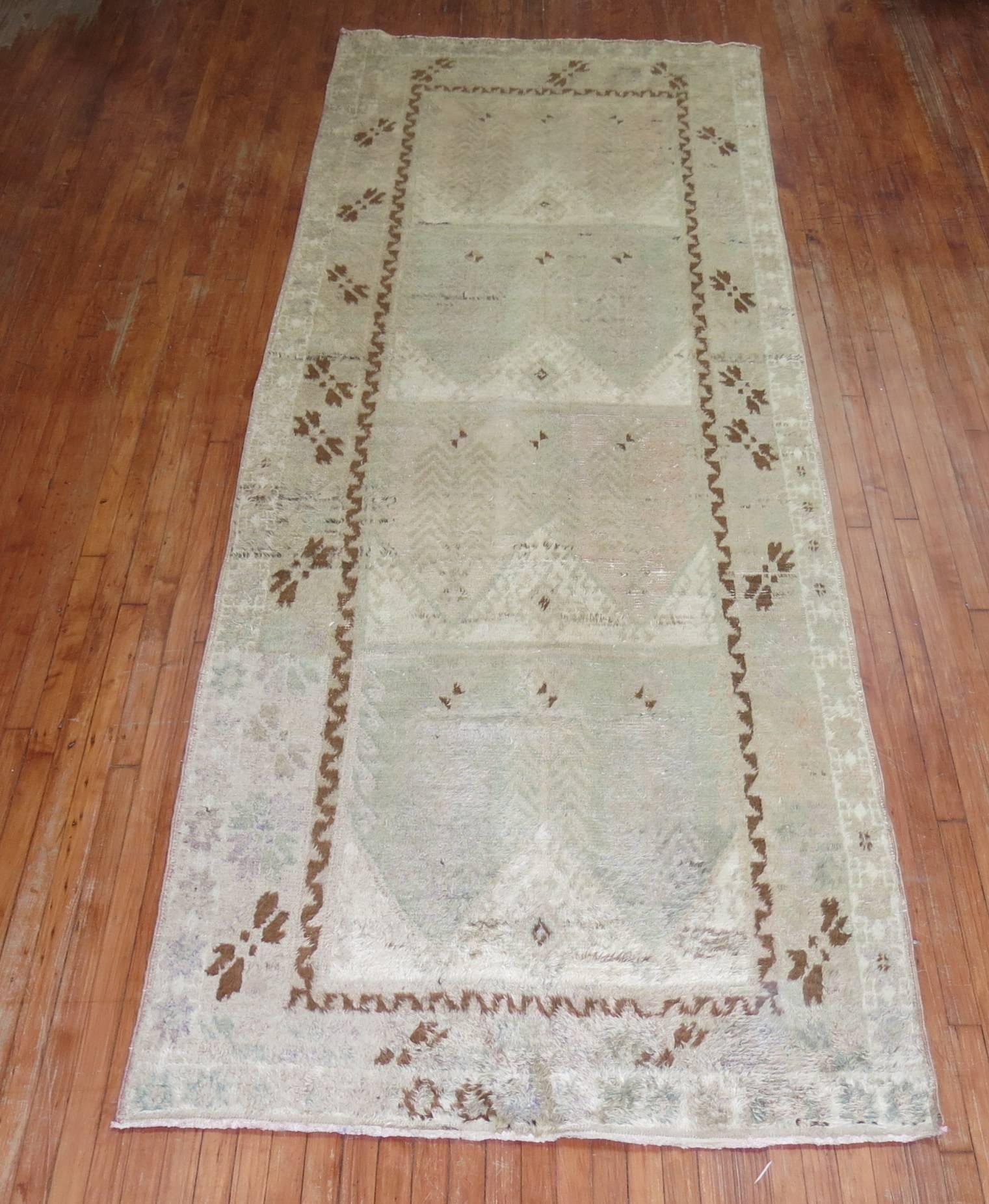 Cream, sea foam, mint green, chocolate brown and fleshy color accents with an array of abrashes make this rug very decorative and compelling. We love the nomadic pattern too. 

Measures: 4'7