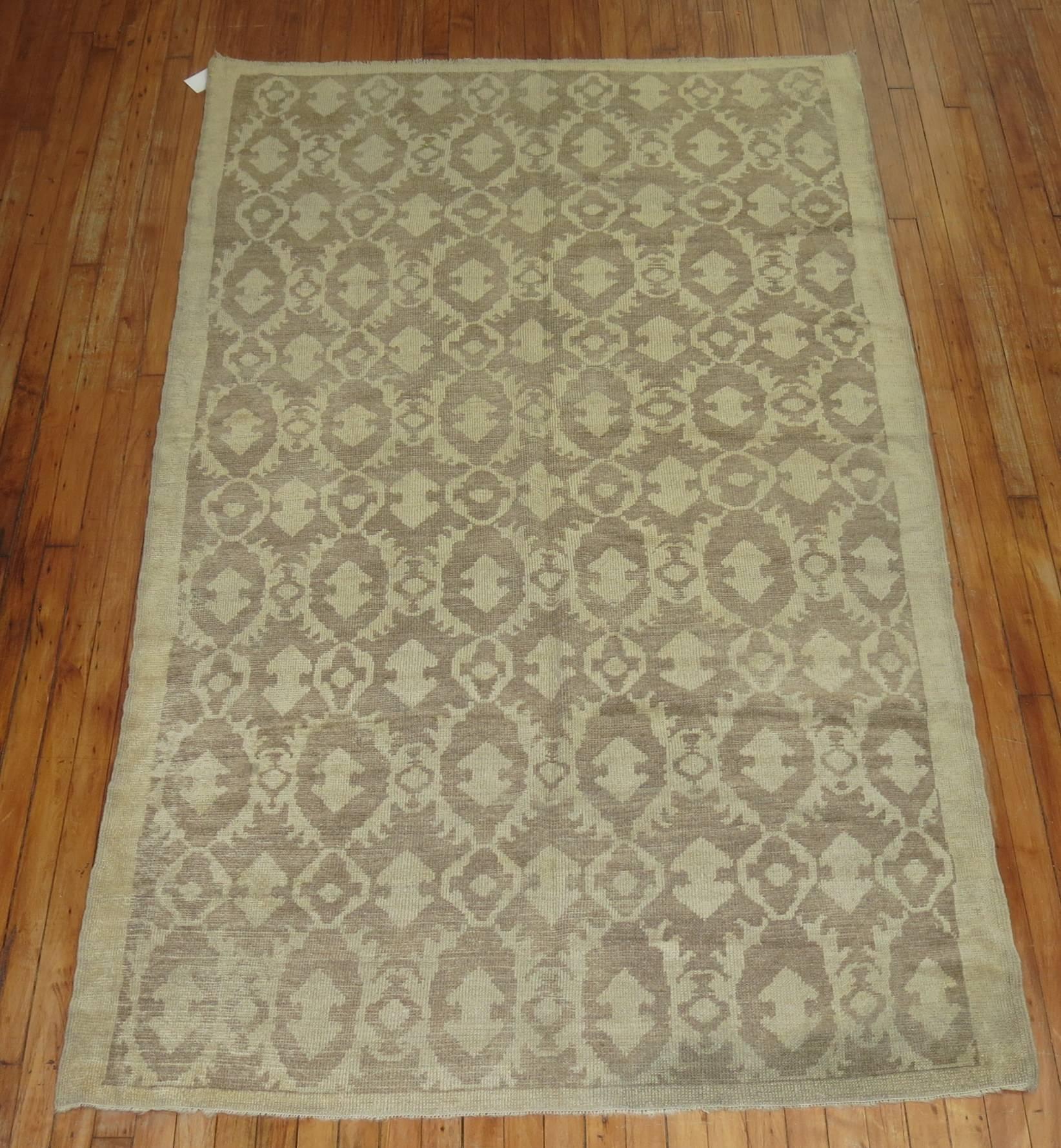Decorative 20th century Turkish rug in taupes and tans with a compelling repetitive pattern. Affordably priced too.

4'9'' x 7'11''