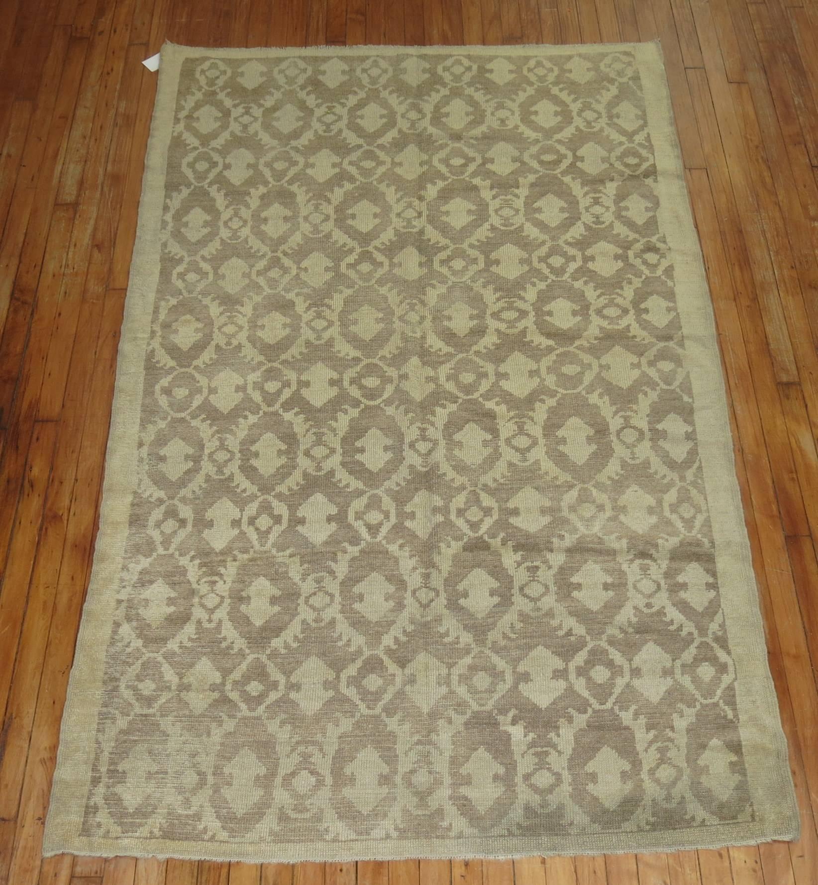 Tapis turc décoratif du 20e siècle dans les tons taupes et tans avec un motif répétitif fascinant. De plus, le prix est abordable.

4'9'' x 7'11''