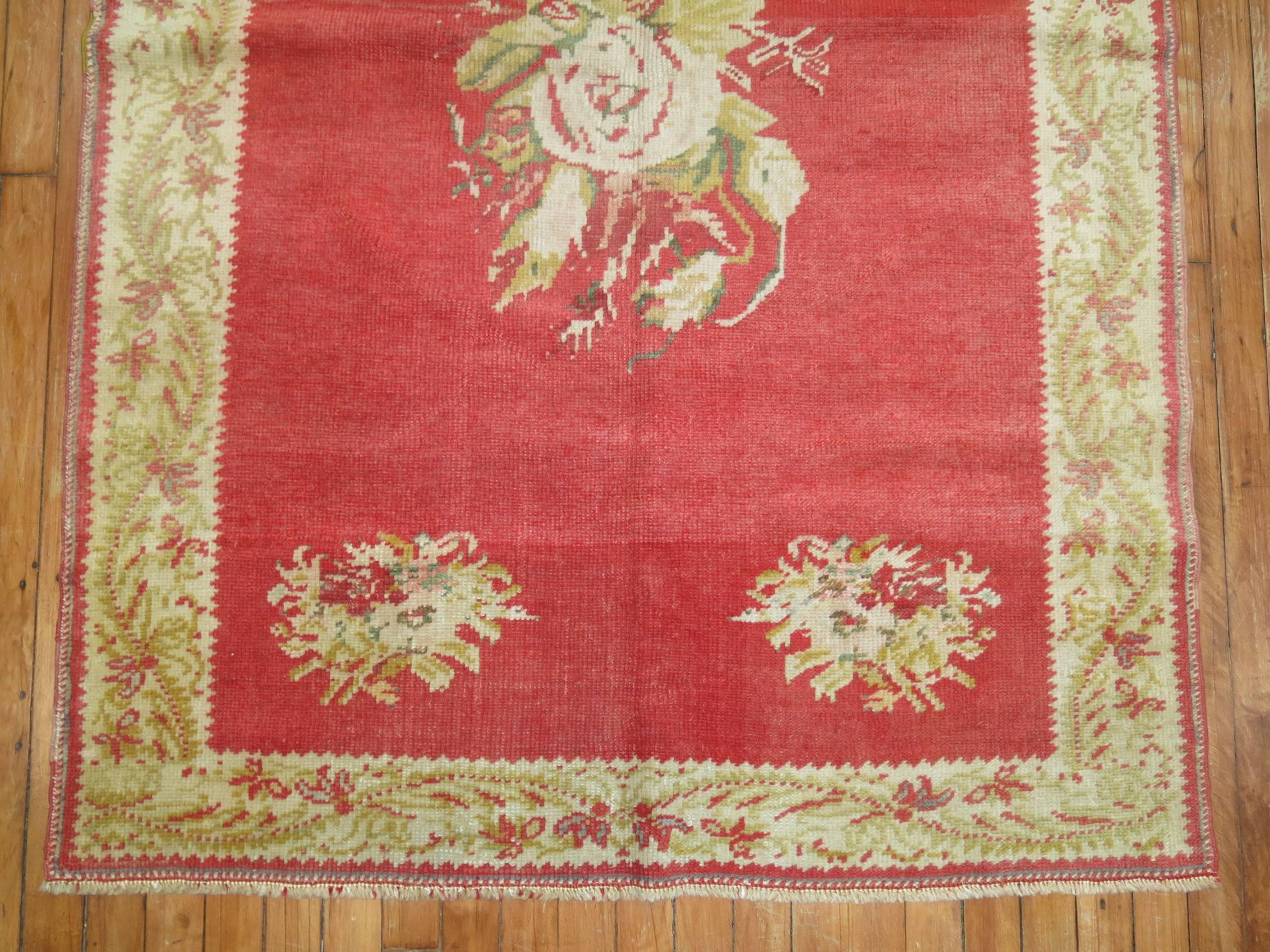 Renaissance Tapis turc ancien Ghiordes rouge à fleurs roses en vente