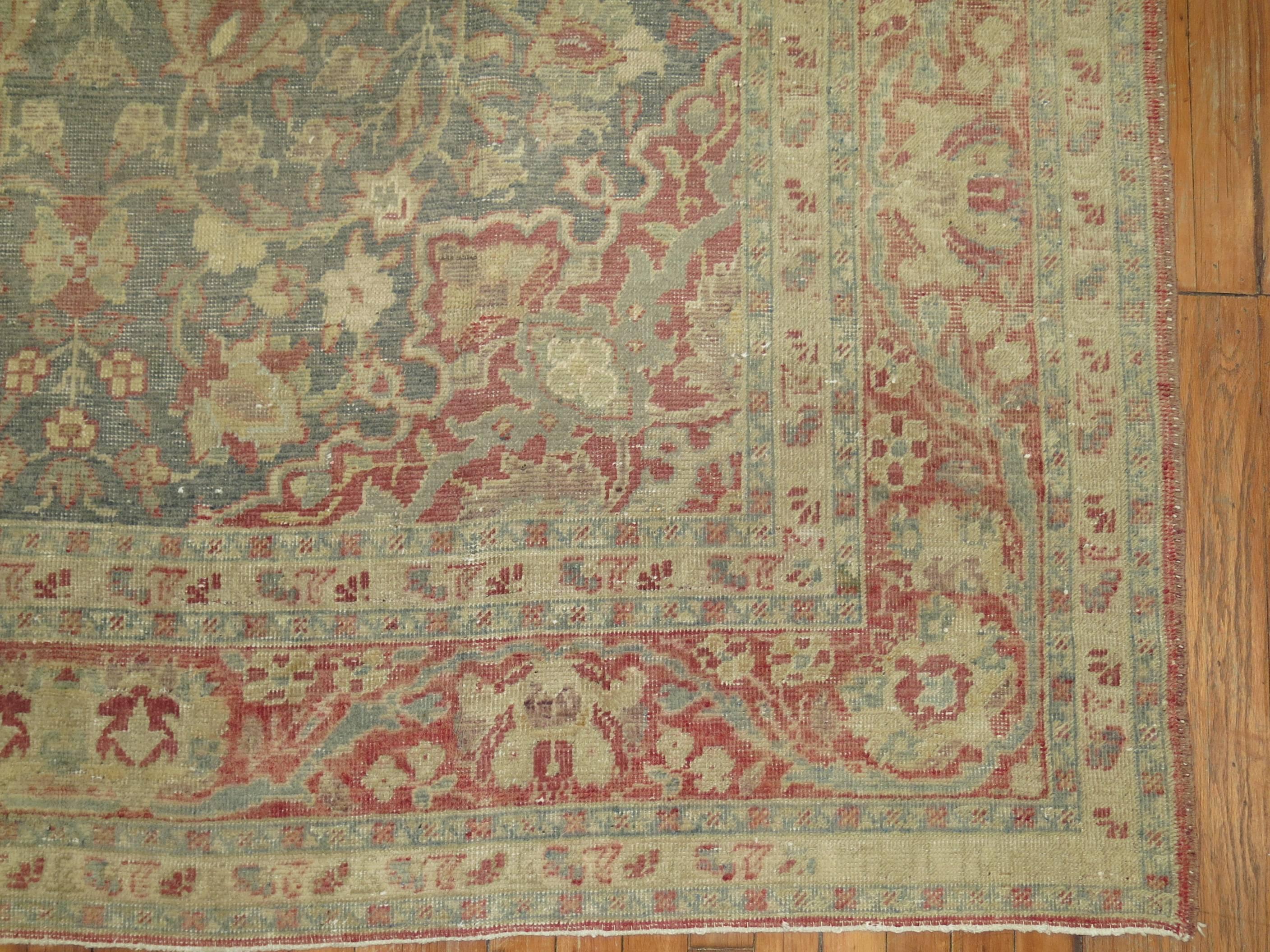 Erdfarbener türkischer Vintage-Teppich in Zimmergröße (20. Jahrhundert) im Angebot