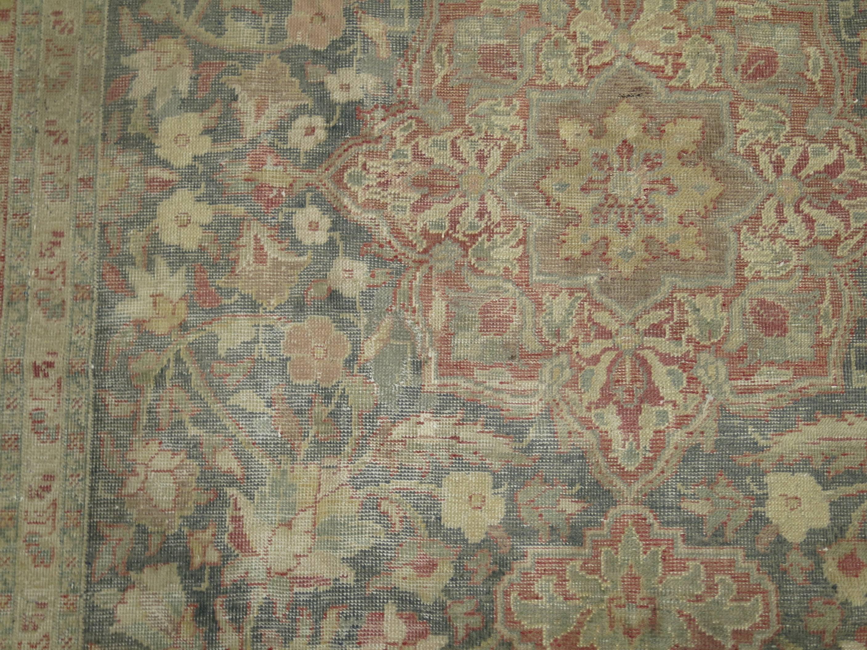 Erdfarbener türkischer Vintage-Teppich in Zimmergröße (Rustikal) im Angebot