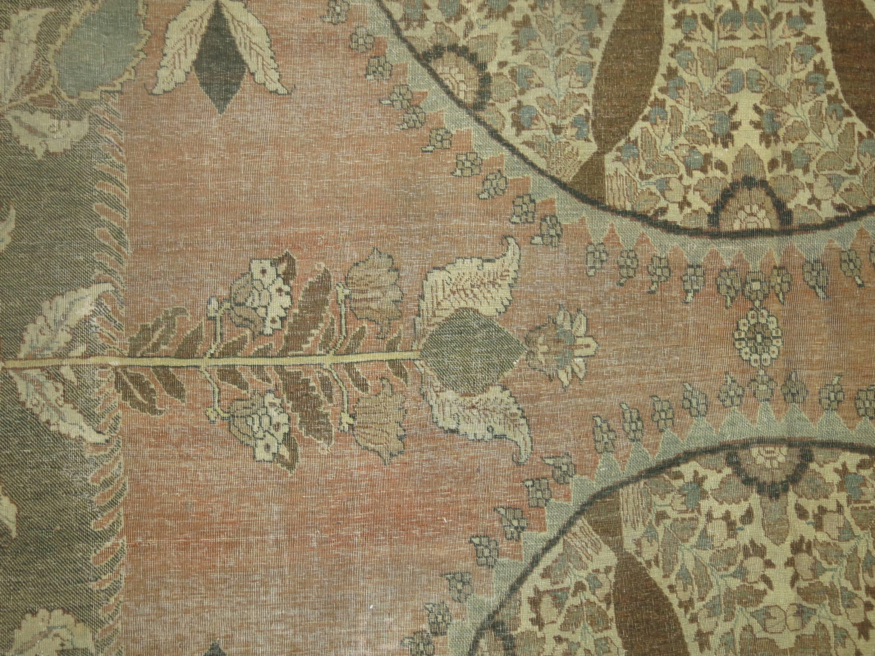 Un tapis tabriz antique persan absolument phénoménal datant du 3ème trimestre du 19ème siècle. Un médaillon situé au centre de la pièce et deux médaillons tissés à mi-chemin sur les bordures suivantes, le tout sur un fond de tabac avec différentes