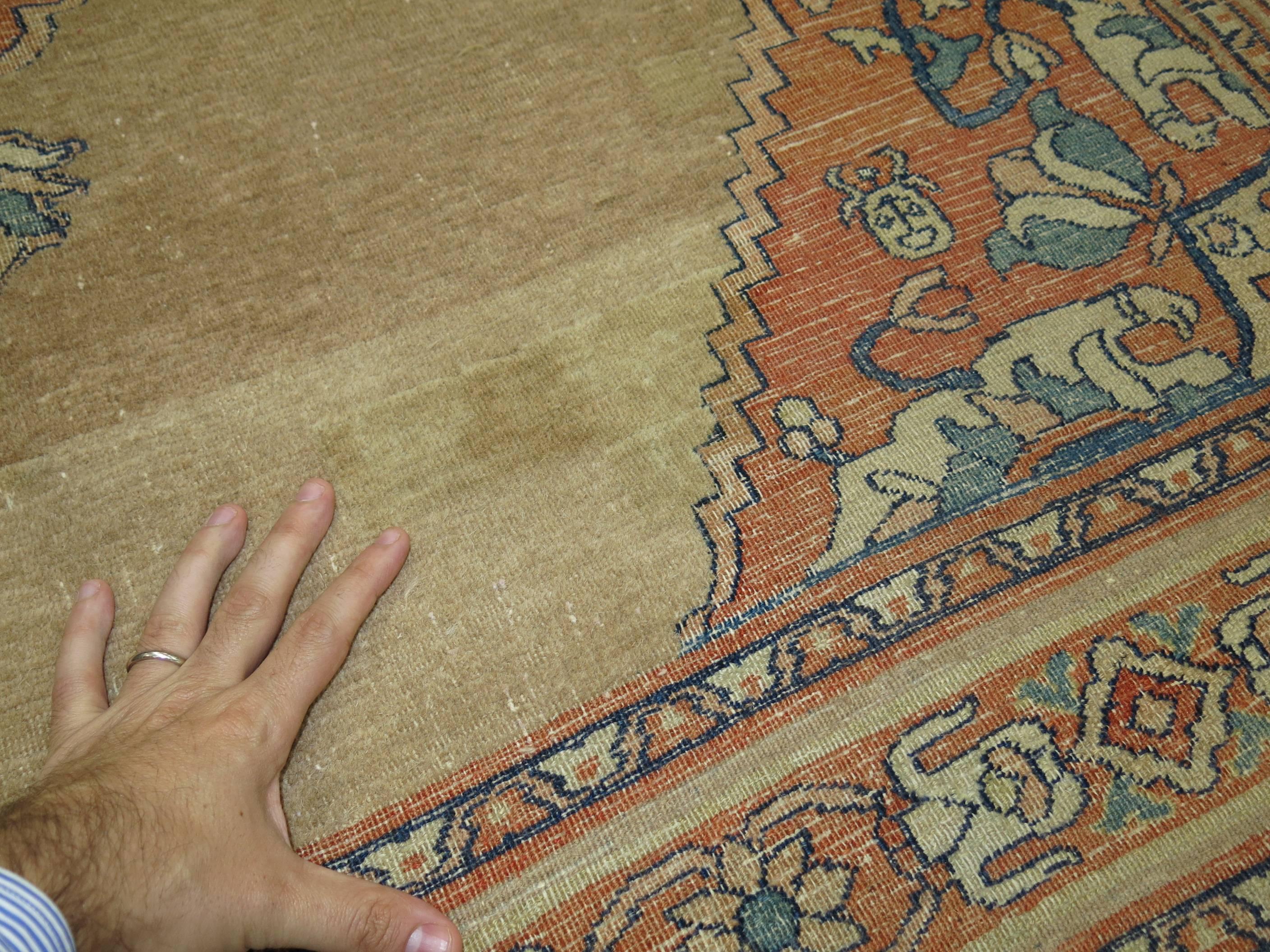 Tabriz Tapis persan du 20ème siècle à médaillon ouvert de couleur orange camel et bleu, taille de pièce en vente