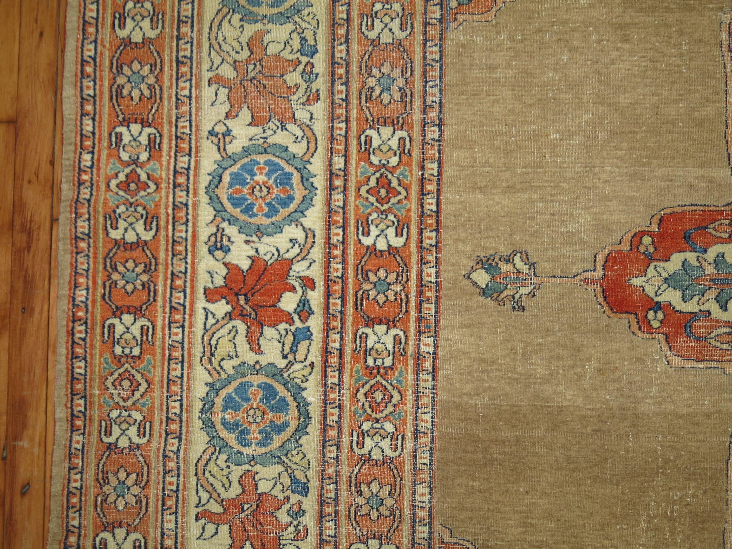 Perse Tapis persan du 20ème siècle à médaillon ouvert de couleur orange camel et bleu, taille de pièce en vente