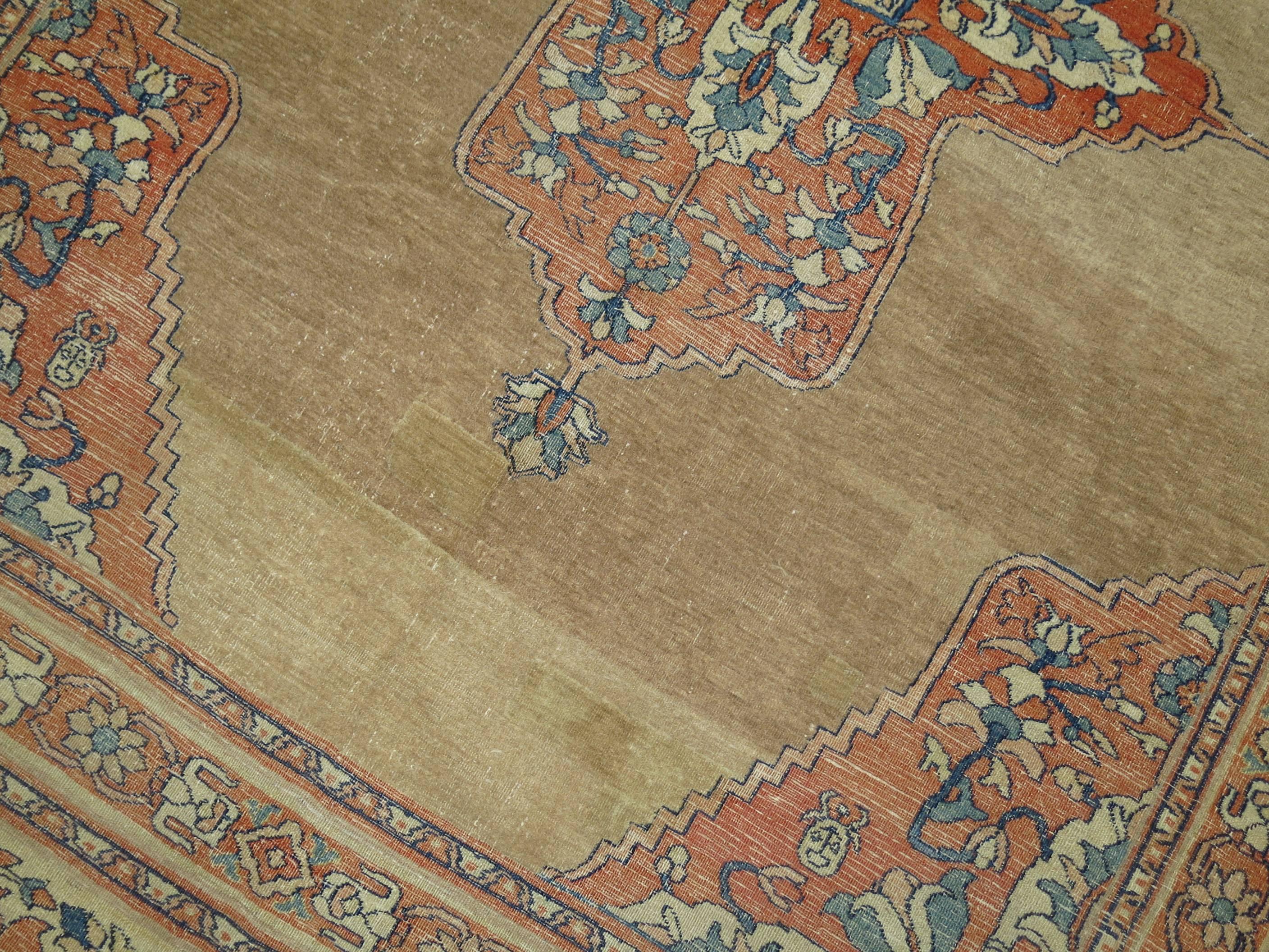 Laine Tapis persan du 20ème siècle à médaillon ouvert de couleur orange camel et bleu, taille de pièce en vente