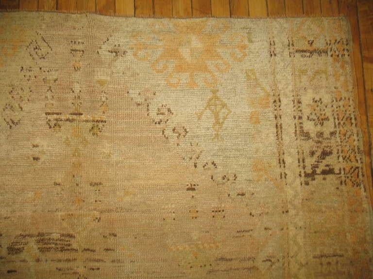 Noué à la main Tapis d'Oushak turc ancien carré 5 x 6 de couleur saumon doré du début du 20ème siècle en vente