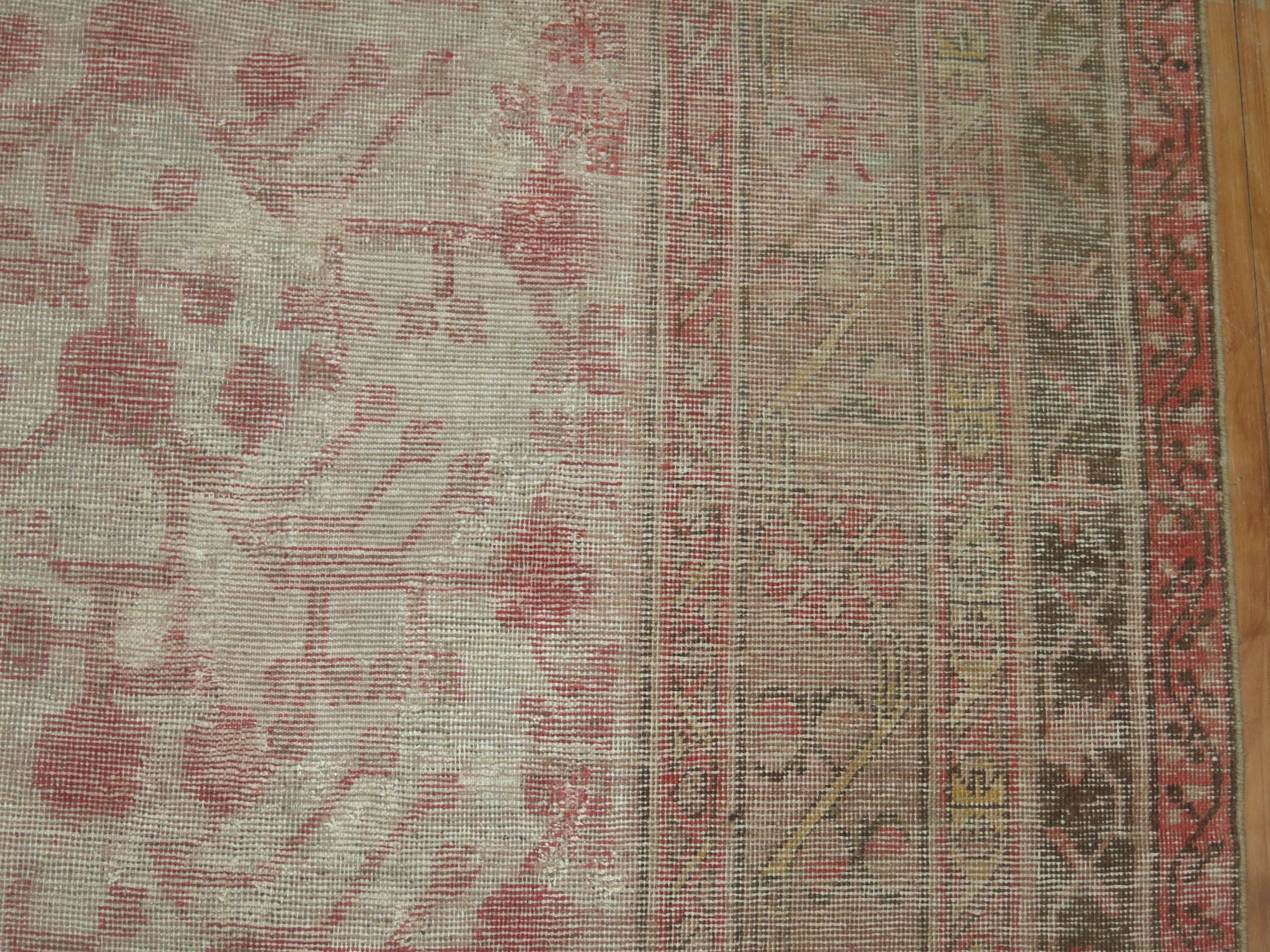 Granatapfel Khotan Shabby Chic Ende des 19. Jahrhunderts Großer Galeriegroßer Teppich (Ostturkestanisch) im Angebot