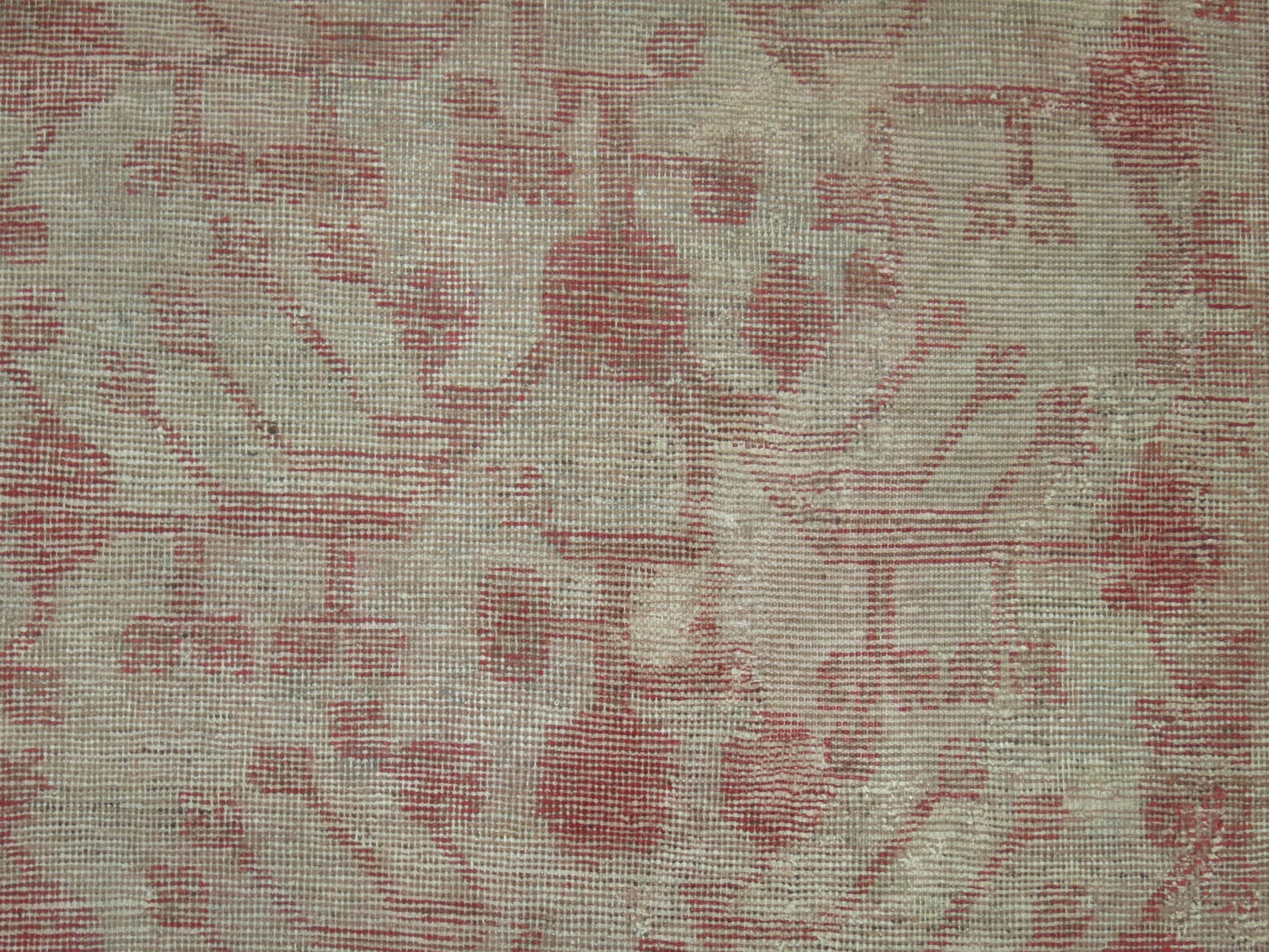 Großer antiker Khotan-Teppich im Shabby-Chic-Stil mit einem All-Over-Granatapfel-Muster mit verblassten roten und braunen Farbtönen auf grauem Grund

Maße: 8'5