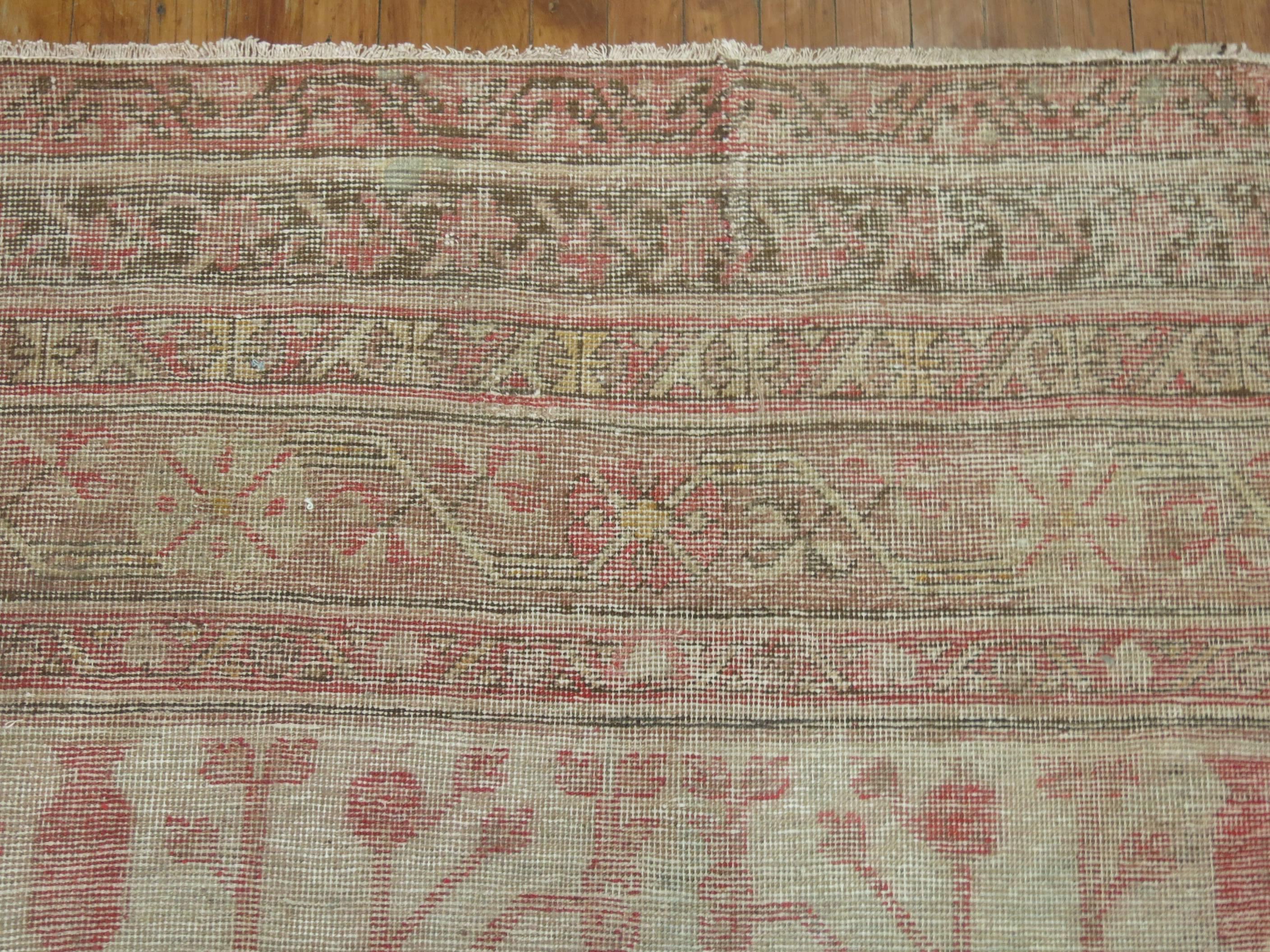 Granatapfel Khotan Shabby Chic Ende des 19. Jahrhunderts Großer Galeriegroßer Teppich (Archaistisch) im Angebot