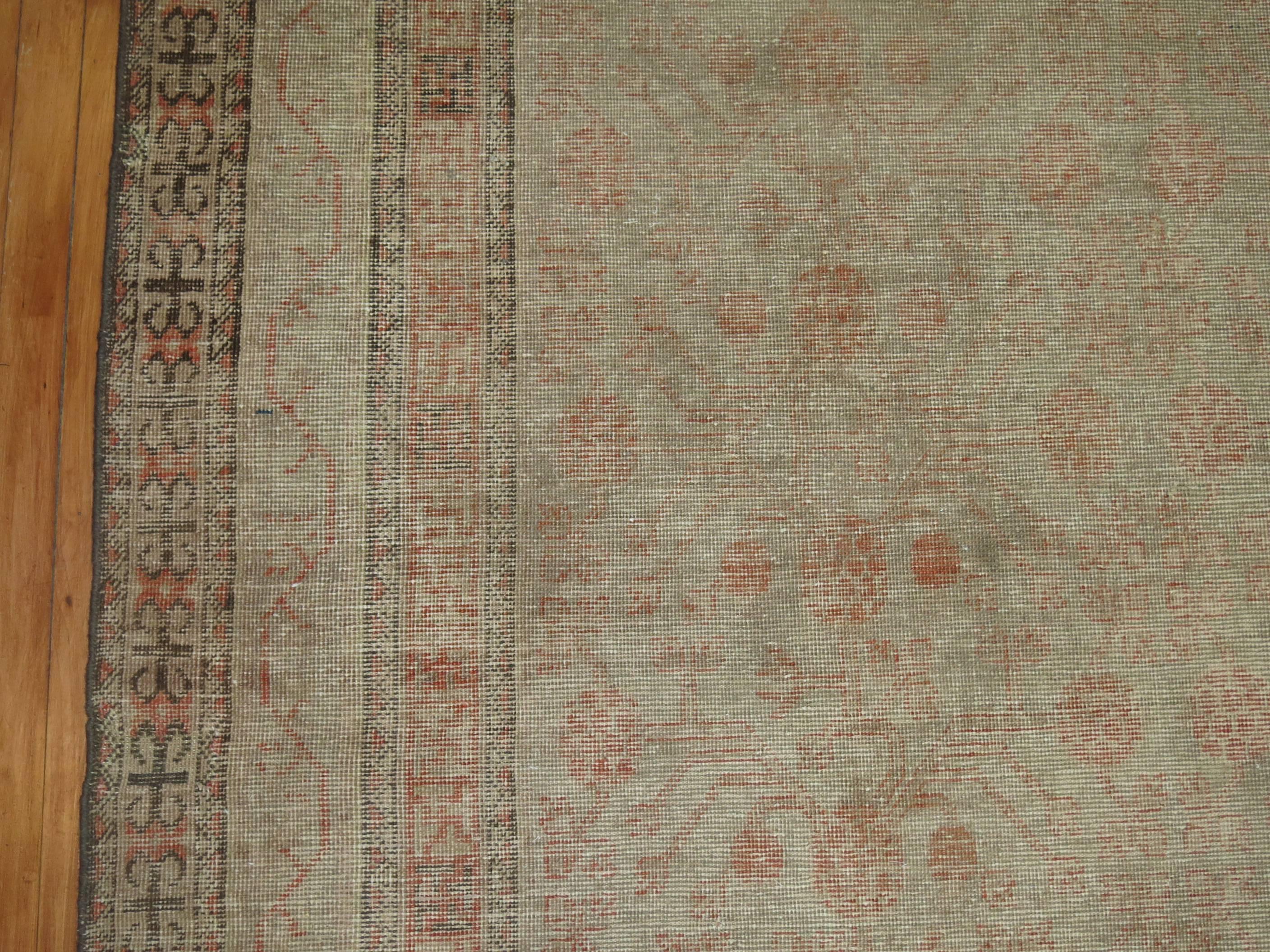 Verblasster Khotan-Teppich im Galerieformat,

ca. Ende 19. Jahrhundert, Maße: 6'3