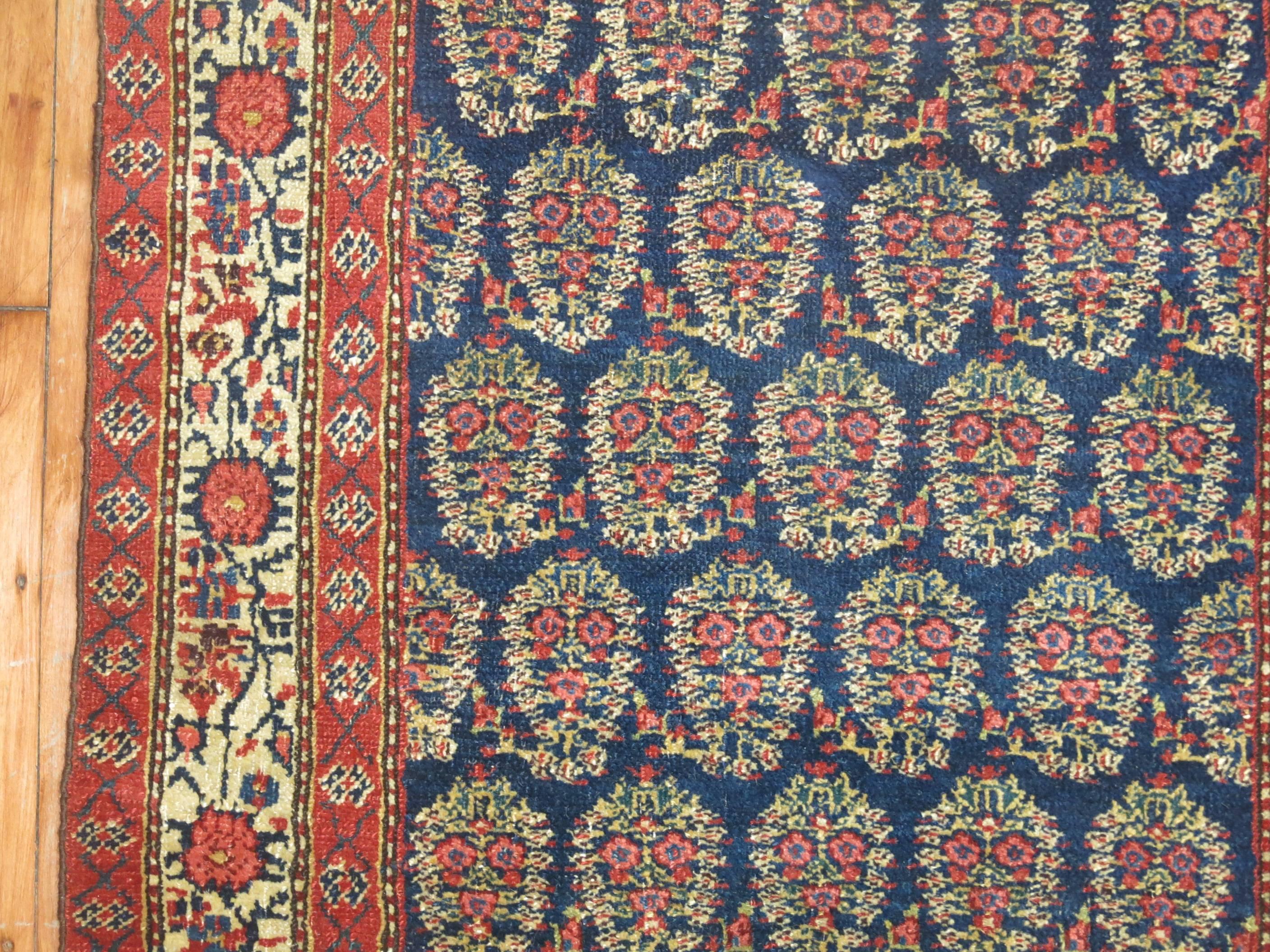 Ancien tapis persan du Nord-Ouest ancien avec motif cachemire sur fond bleu marine. Bon état - En vente à New York, NY