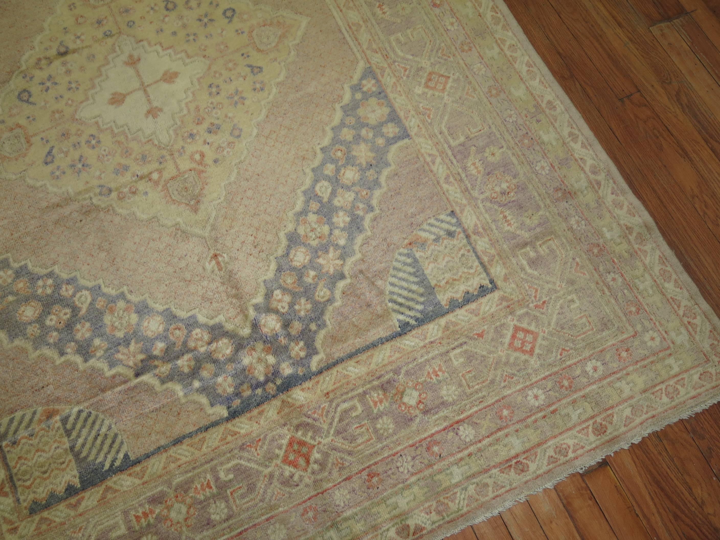 Ein alter ostturkestanischer Samarkhand-Galerie-Teppich in eisigen Lavendel- und Rosatönen.

6' x 12''