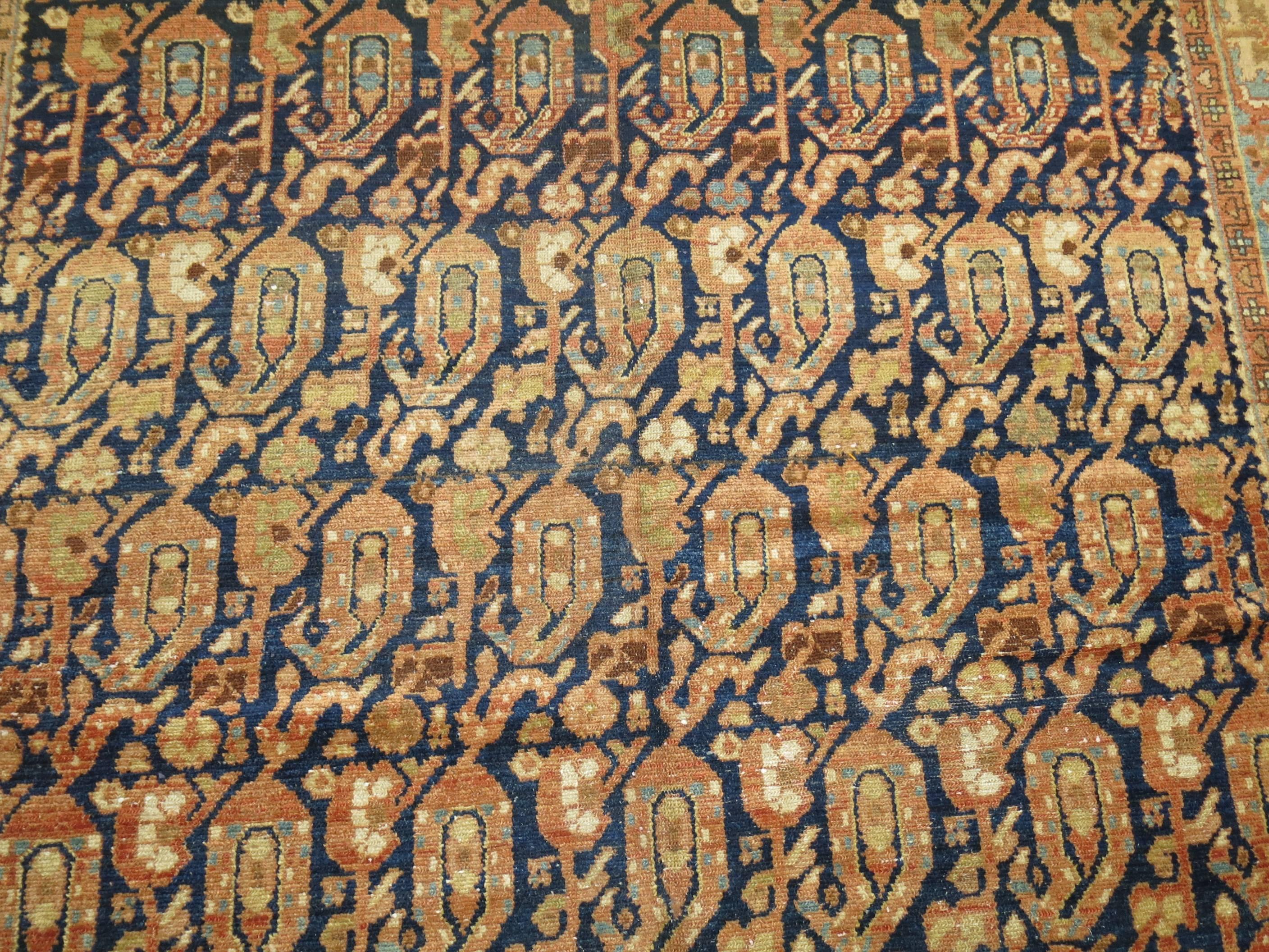 Orientalischer persischer Malayer-Teppich in Blau aus Terrakotta in Galeriengröße mit Paisleymuster im Angebot 1