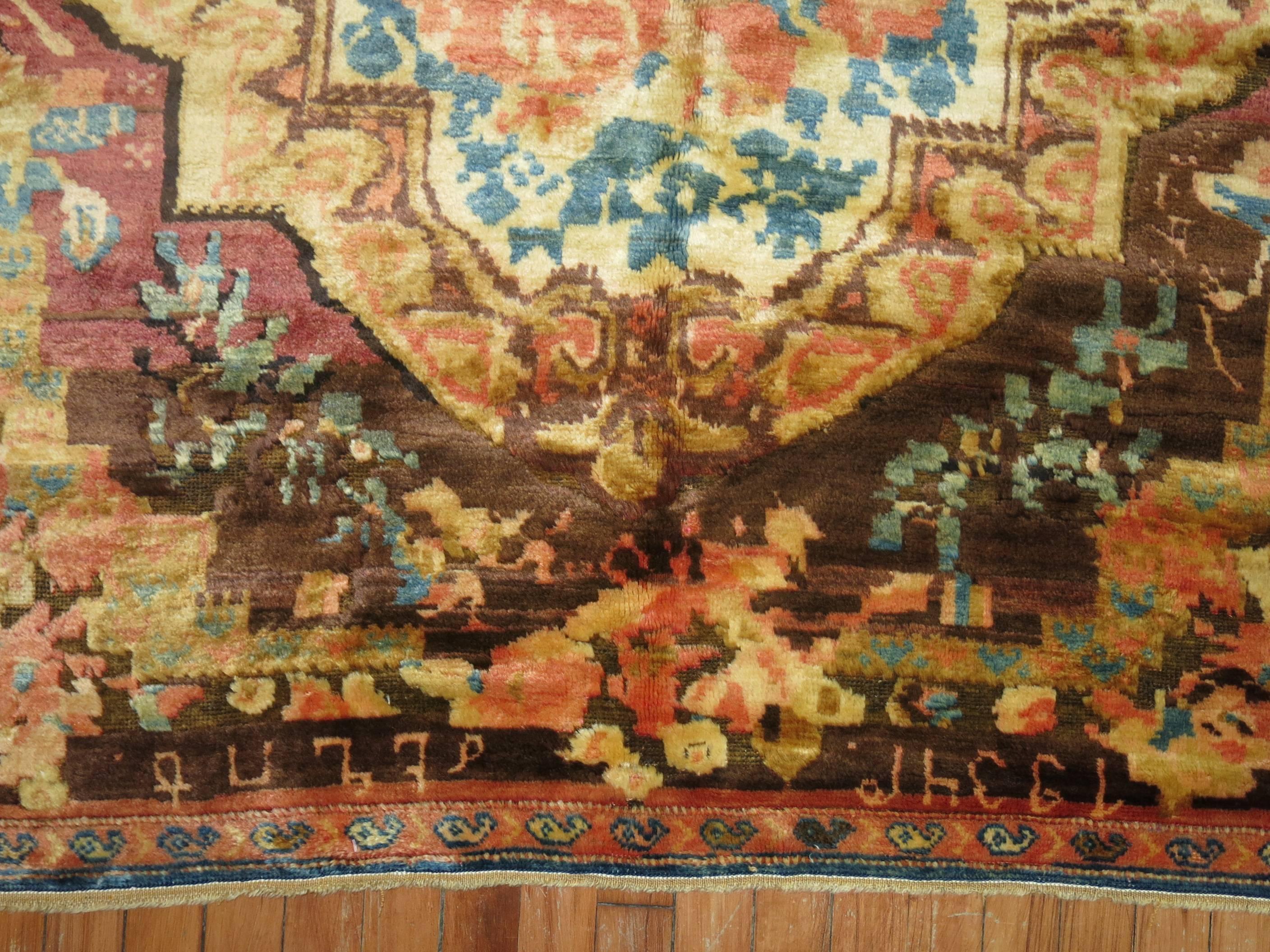 Ein Karabagh-Teppich mit Blumenmotiv, datiert 1934, signiert von der Weberin. Die Wolle fühlt sich seidig an und glänzt. Überwiegend muave, Pfirsich und braune Akzente.

4'5'' x 5'10'', datiert 1934.