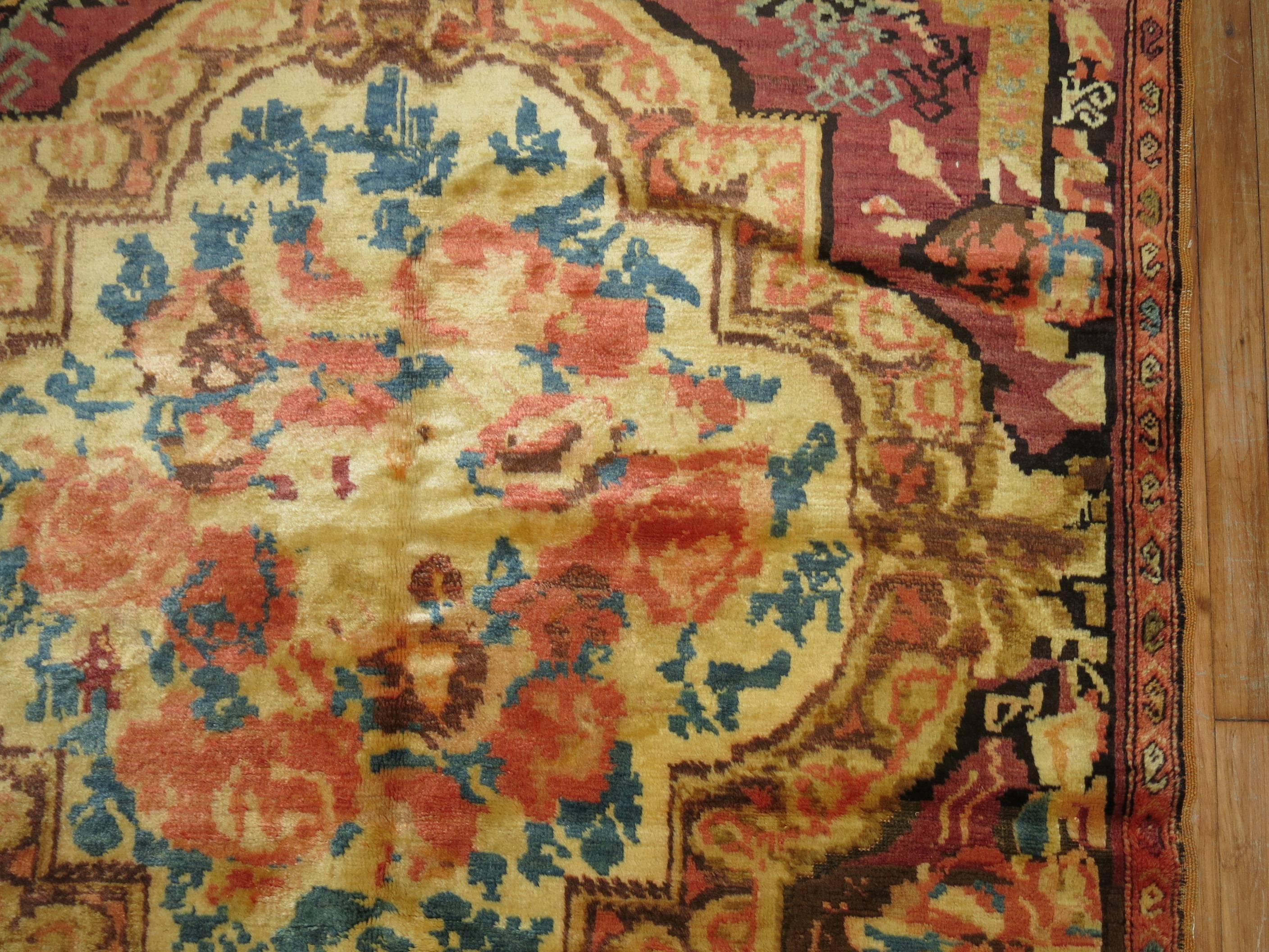 Muave Brauner handgewebter antiker armenischer geblümter Karabagh-Teppich, datiert 1934 (Wolle) im Angebot