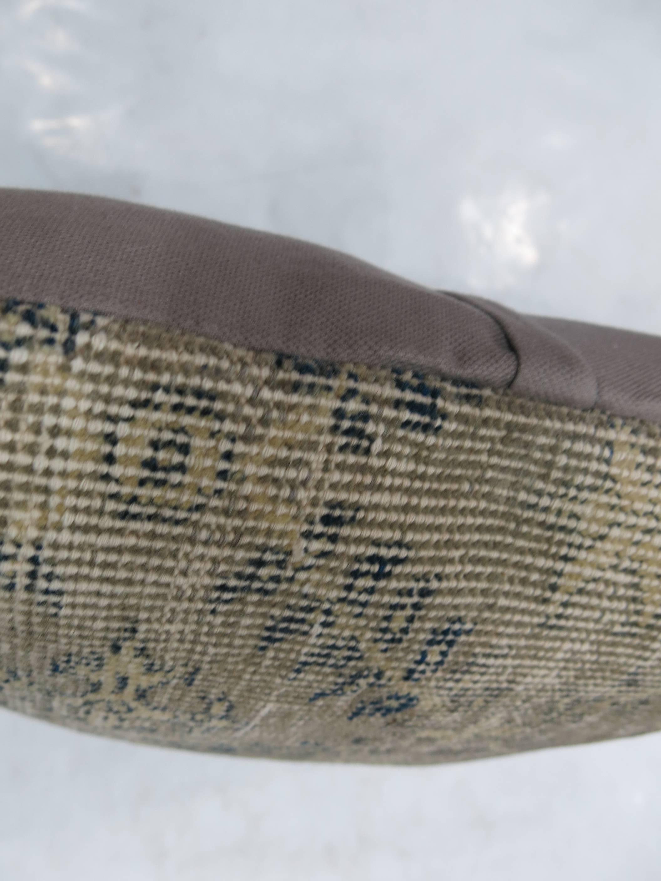 Cuscino ricavato da un tappeto turco shabby chic.