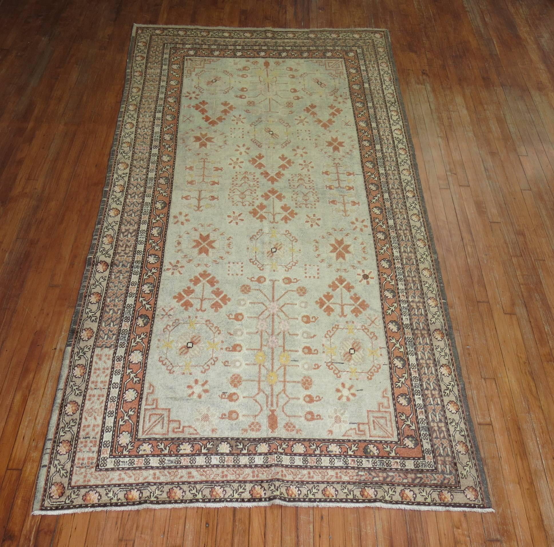 Tissé à la main Tapis de la collection Zabihi ivoire du début du 20e siècle, taille galerie Khotan en vente