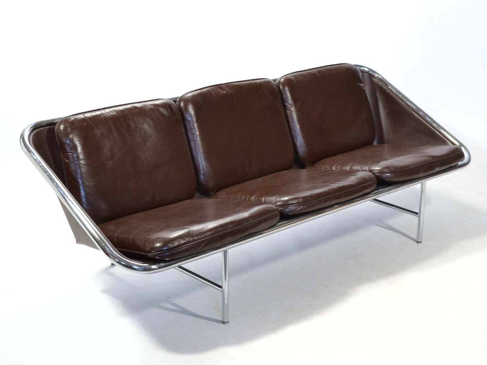 Nelson's sling sofa from 1963 is an innovative design which uses a chrome-plated tubular steel frame, thick leather, neoprene and reinforced rubber 