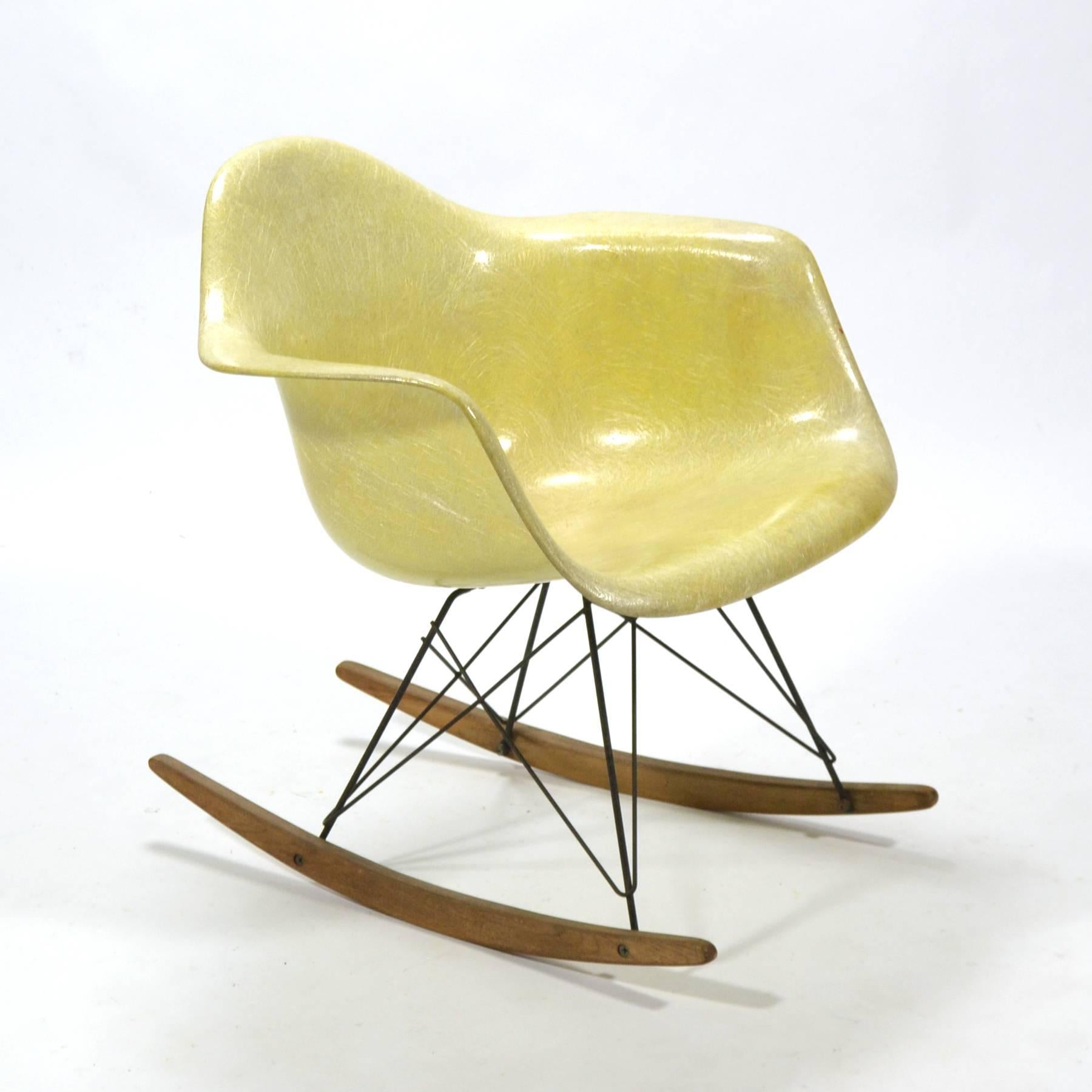The first fiberglass Eames chairs were produced by Zenith Plastics. The early Zenith shells are distinctive for their high fiber content and larger, more substantial rubber shock mounts, a translucent quality and an embedded rope at the edge of the