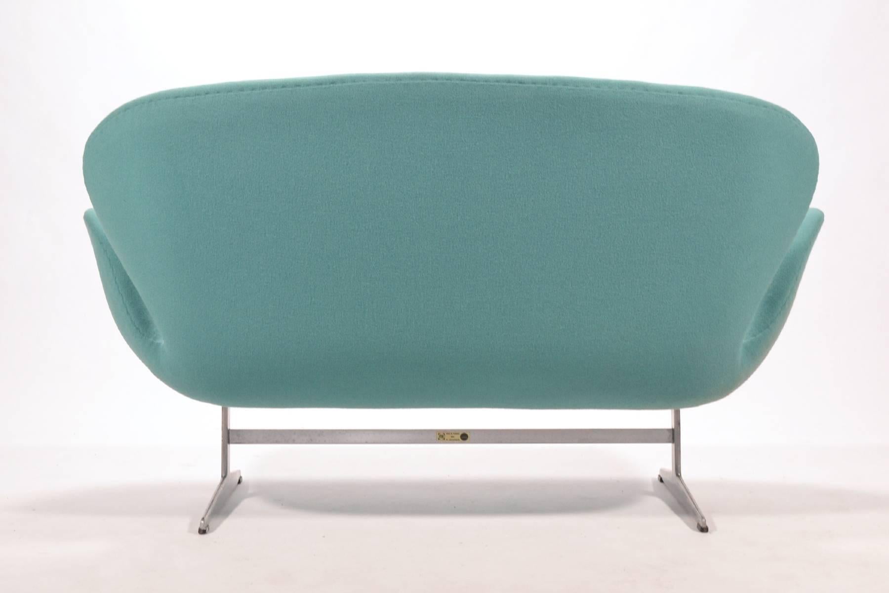 Mid-Century Modern Arne Jacobsen Swan Sofa by Fritz Hansen