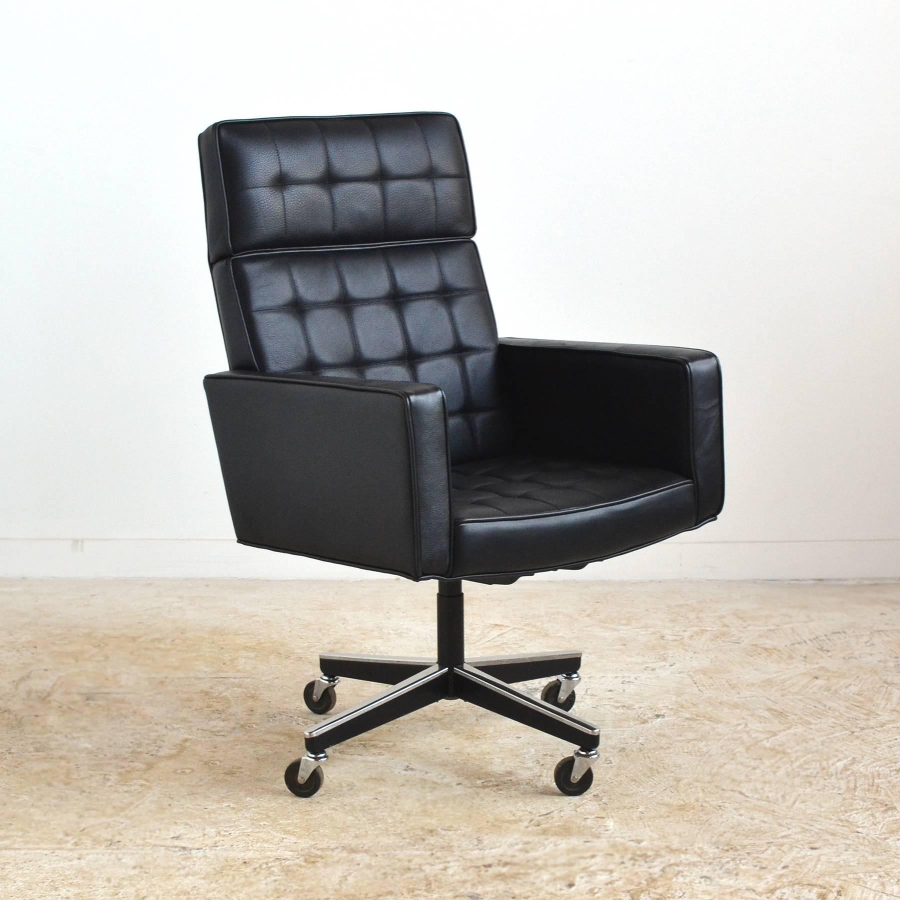 Long out of production, this large-scale executive armchair is a finely made piece by Knoll. Newly upholstered in rich black leather, this Classic design has tilt and swivel features on the four-star caster base.