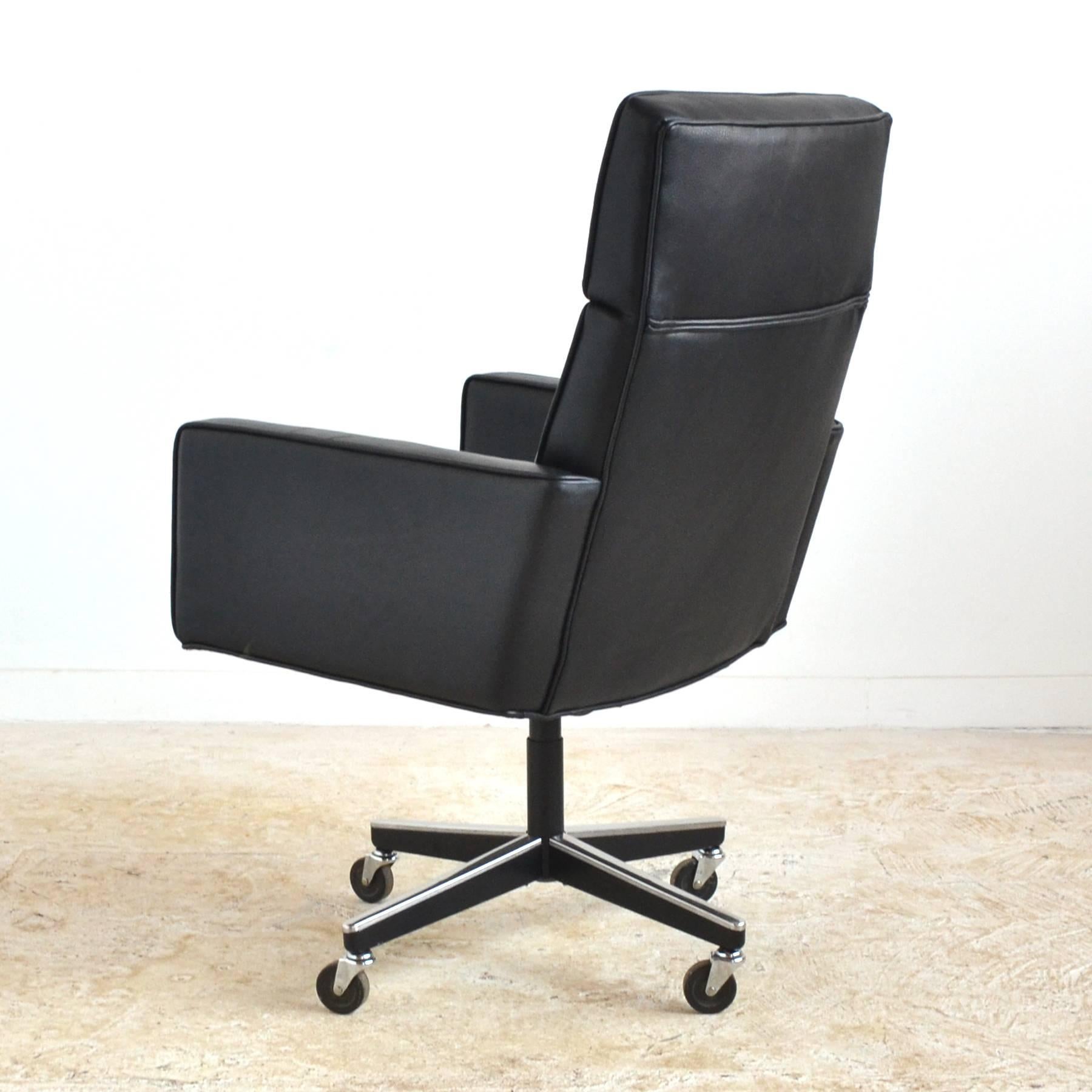 American Vincent Cafiero Executive Task Chair by Knoll