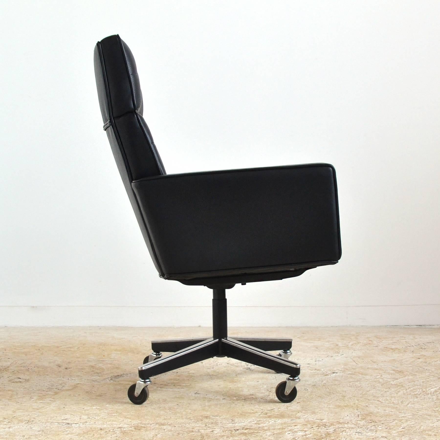 Vincent Cafiero Executive Task Chair by Knoll In Excellent Condition In Highland, IN