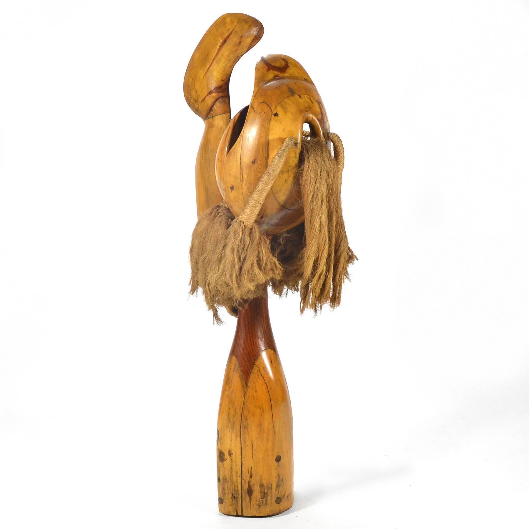 Un'opera potente e di grande presenza, questa grande scultura a tecnica mista dell'artista americano Thomas A. B. (nato nel 1949) mostra una miriade di ispirazioni e influenze. Ci sono forme che fanno riferimento alla natura e forme antropomorfe