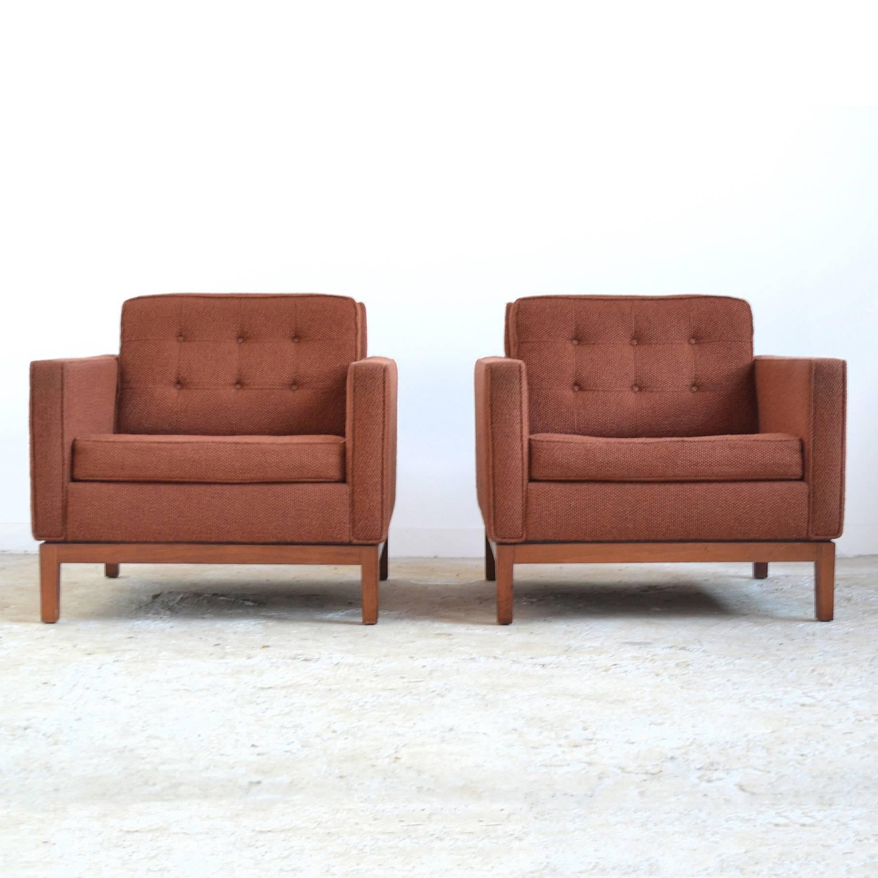 These handsome lounge chairs by Steelcase clearly takes their design cues from Florence Knoll's famous 