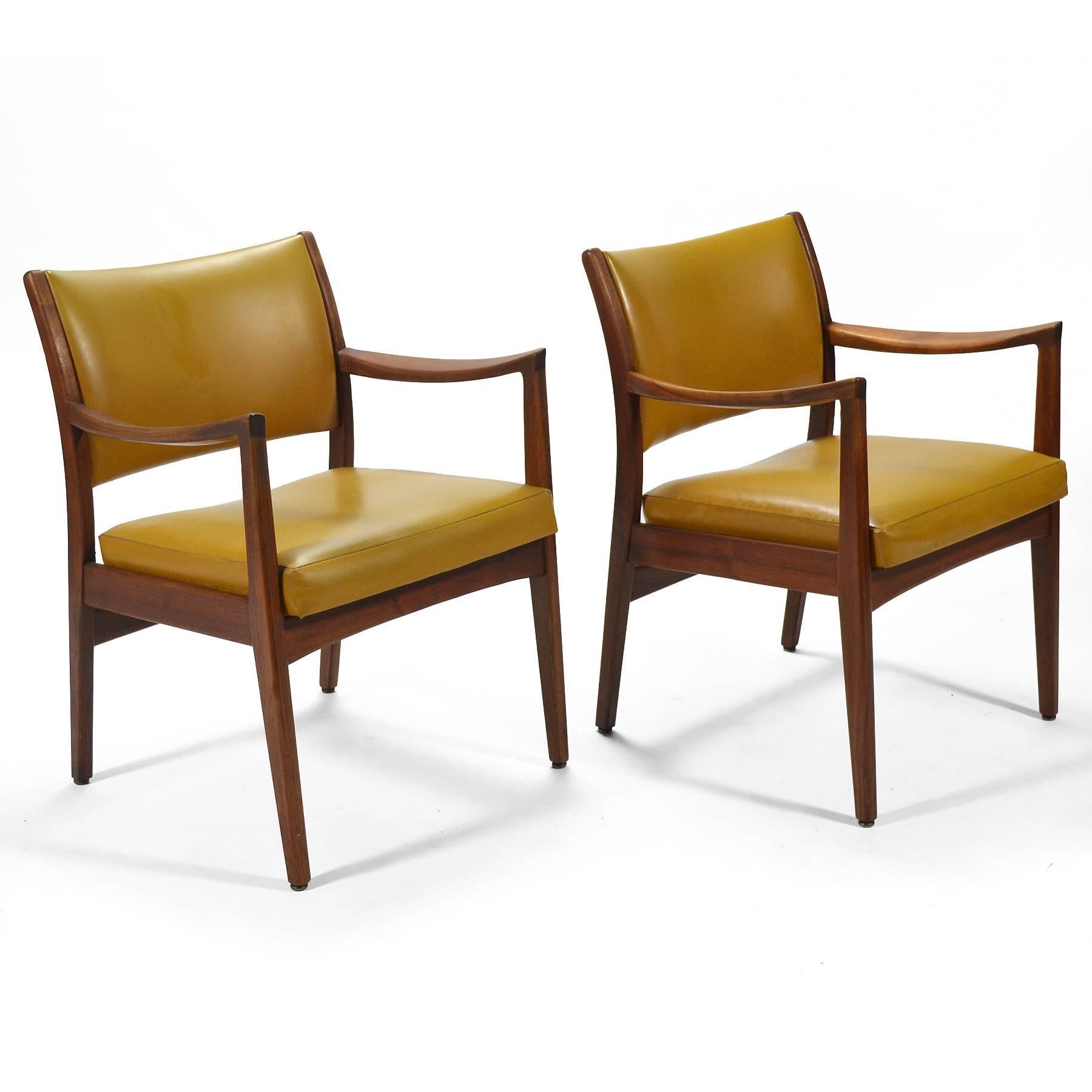 Ces fauteuils de la Johnson Chair Company sont dotés de superbes cadres en noyer sculpté et d'accoudoirs très remarquables. Ils nous rappellent les designs de Jens Risom et Peter Wessel et leur qualité de fabrication est fantastique.