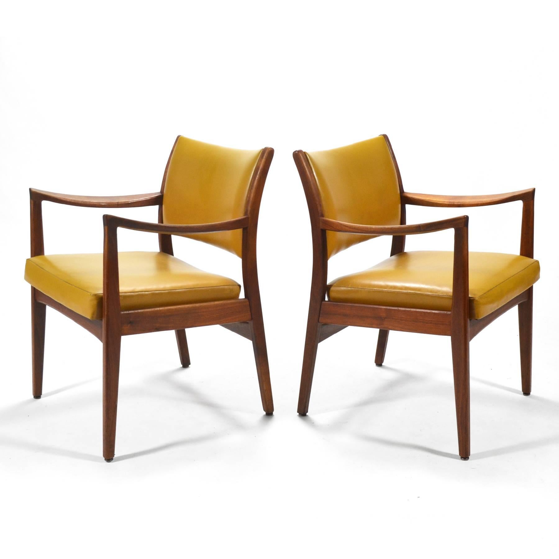 Mid-Century moderno Coppia di poltrone in noce di Johnson Chair Co. in vendita