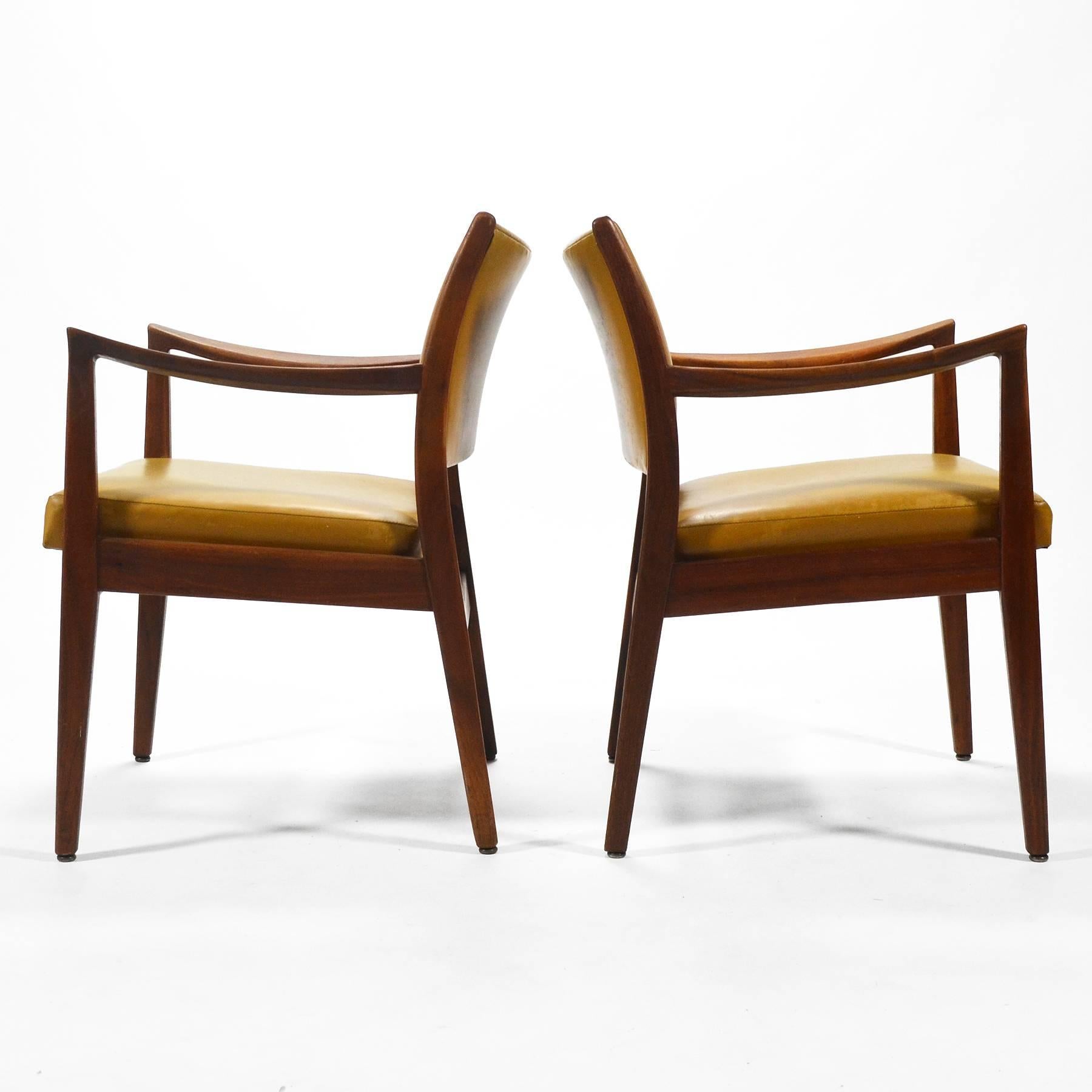 Ein Paar Sessel aus Nussbaumholz von Johnson Chair Co. (amerikanisch) im Angebot