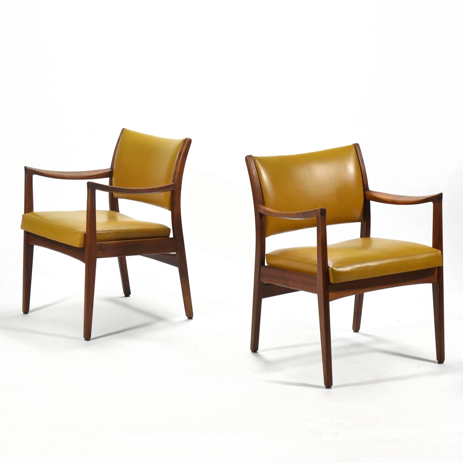 Ein Paar Sessel aus Nussbaumholz von Johnson Chair Co. im Zustand „Gut“ im Angebot in Highland, IN