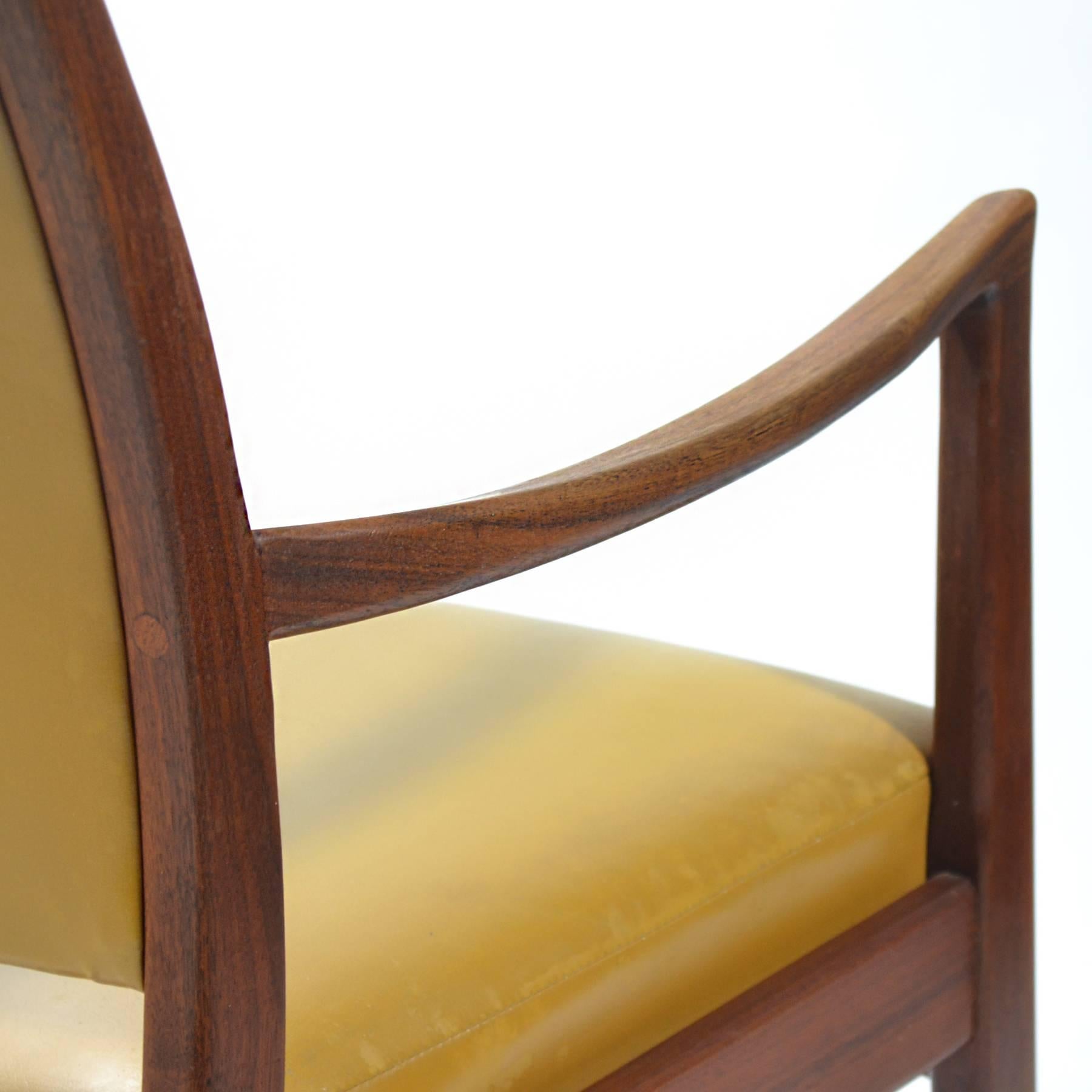 Tissu d'ameublement Paire de fauteuils en noyer de Johnson Chair Co. en vente