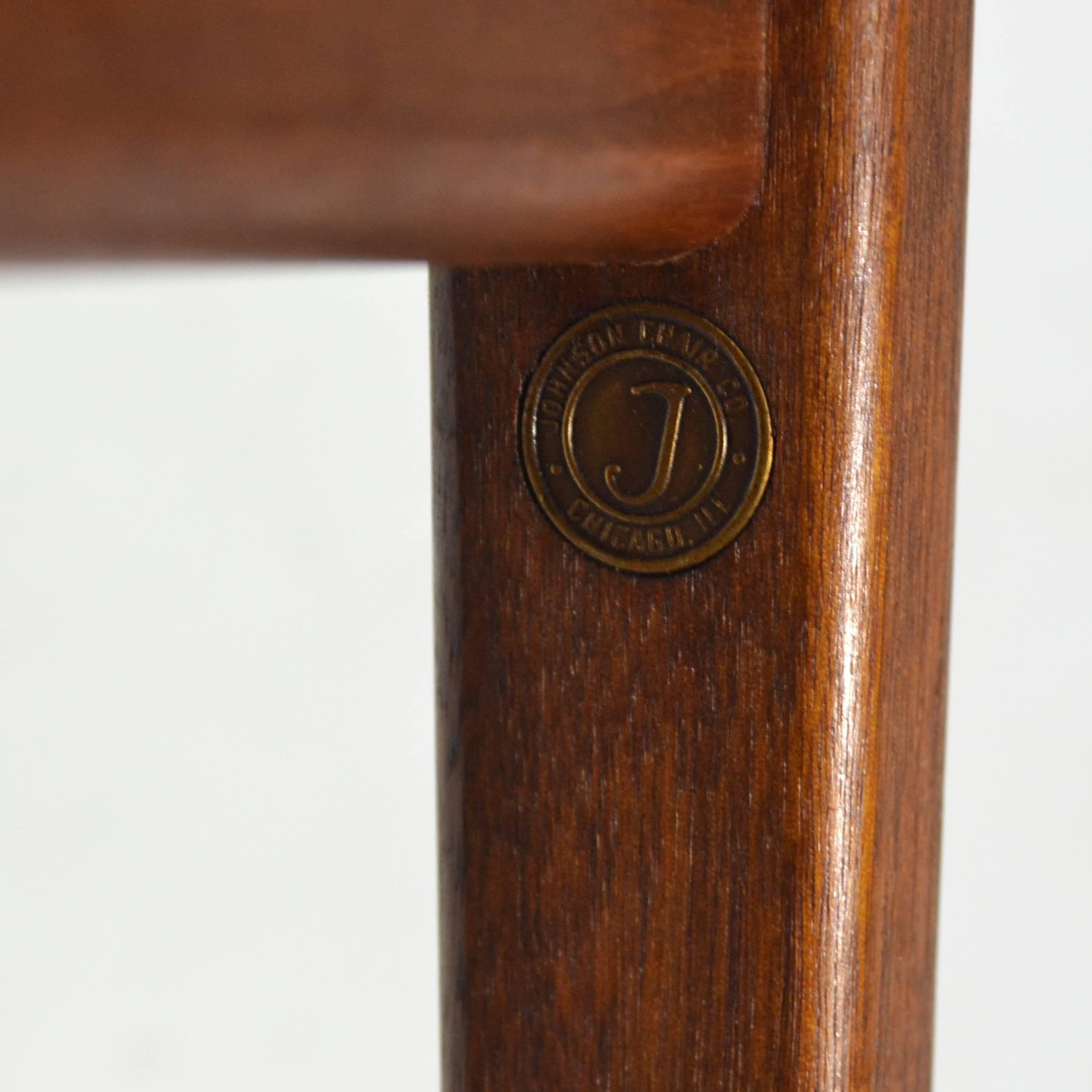 Ein Paar Sessel aus Nussbaumholz von Johnson Chair Co. im Angebot 1