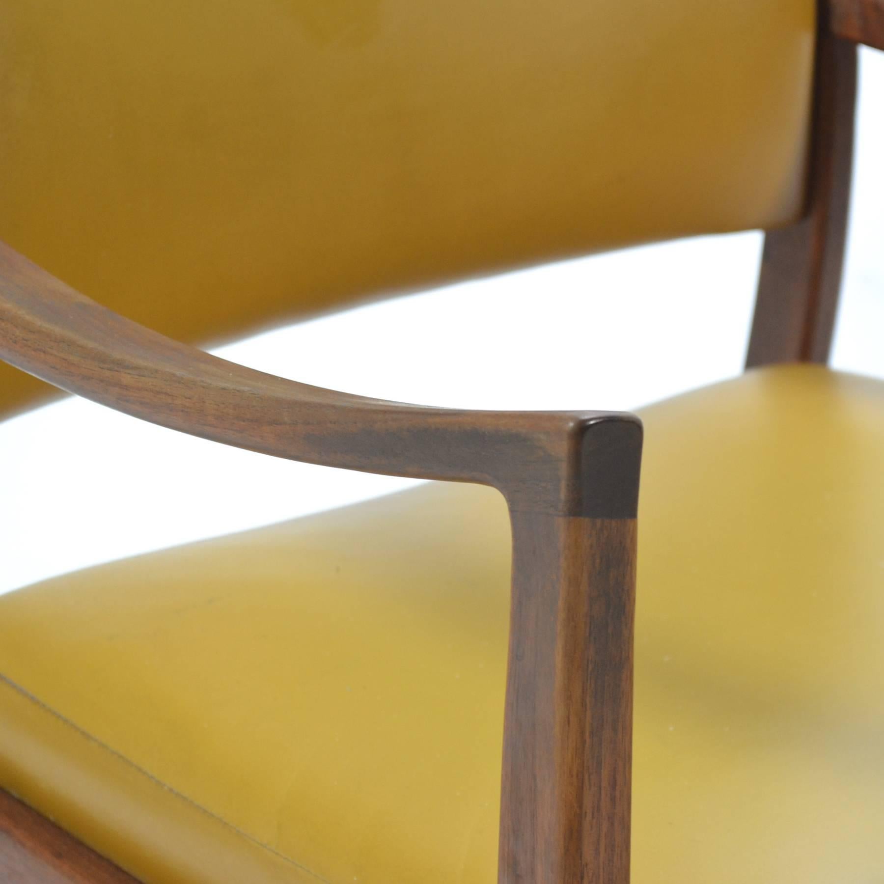 Ein Paar Sessel aus Nussbaumholz von Johnson Chair Co. im Angebot 2