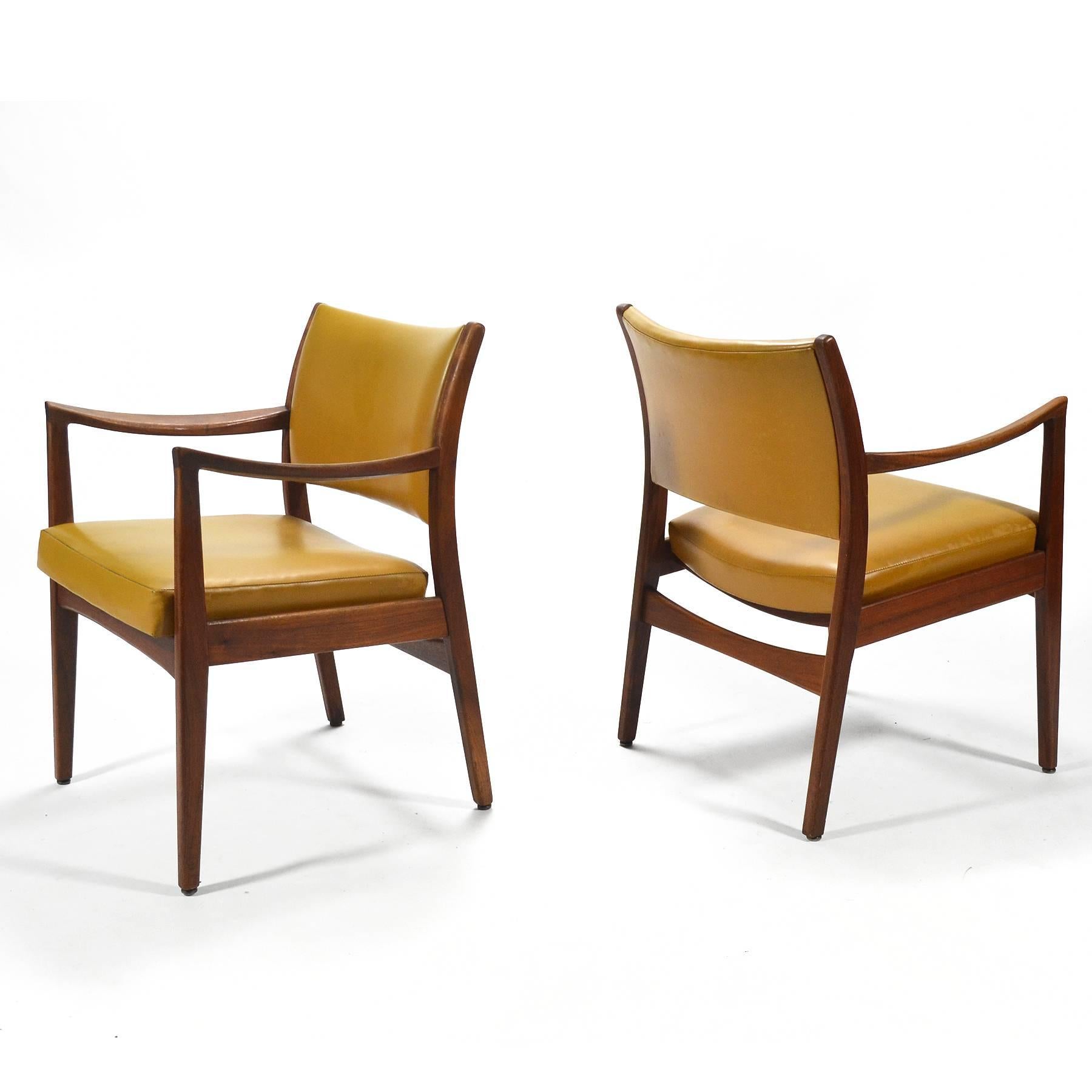 Mid-Century Modern Pair of Walnut Armchairs by Johnson Chair Co. For Sale