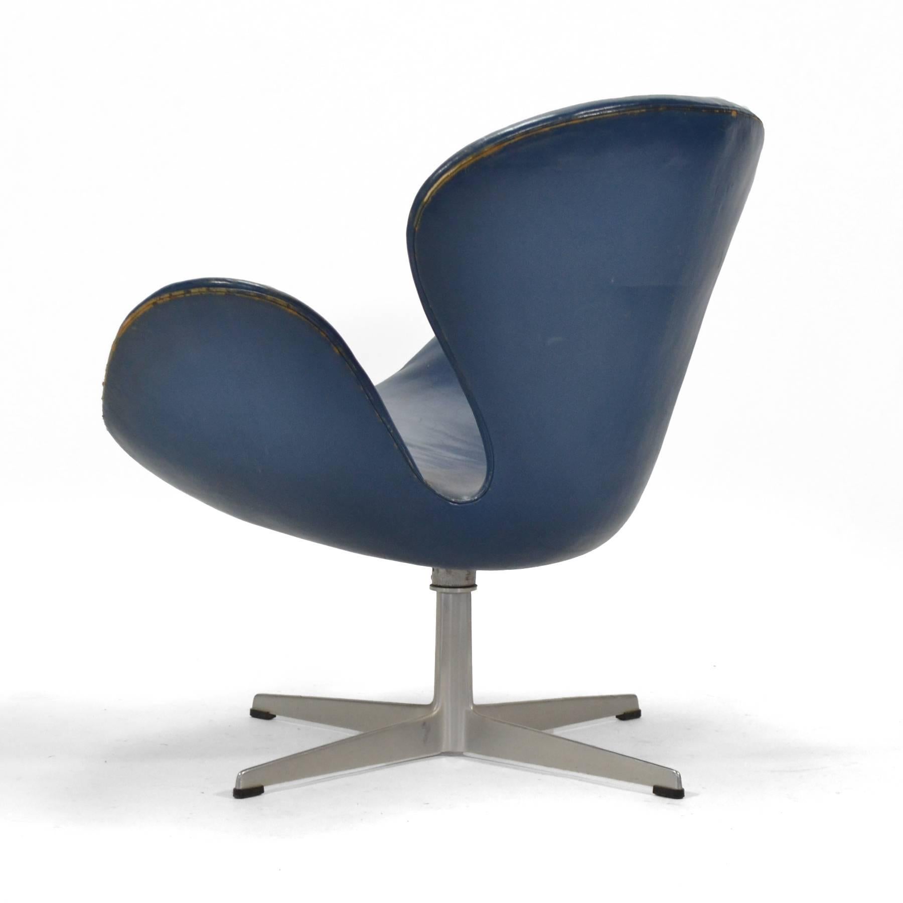 Scandinavian Modern Arne Jacobsen Swan Chair in Original Blue Leather by Fritz Hansen